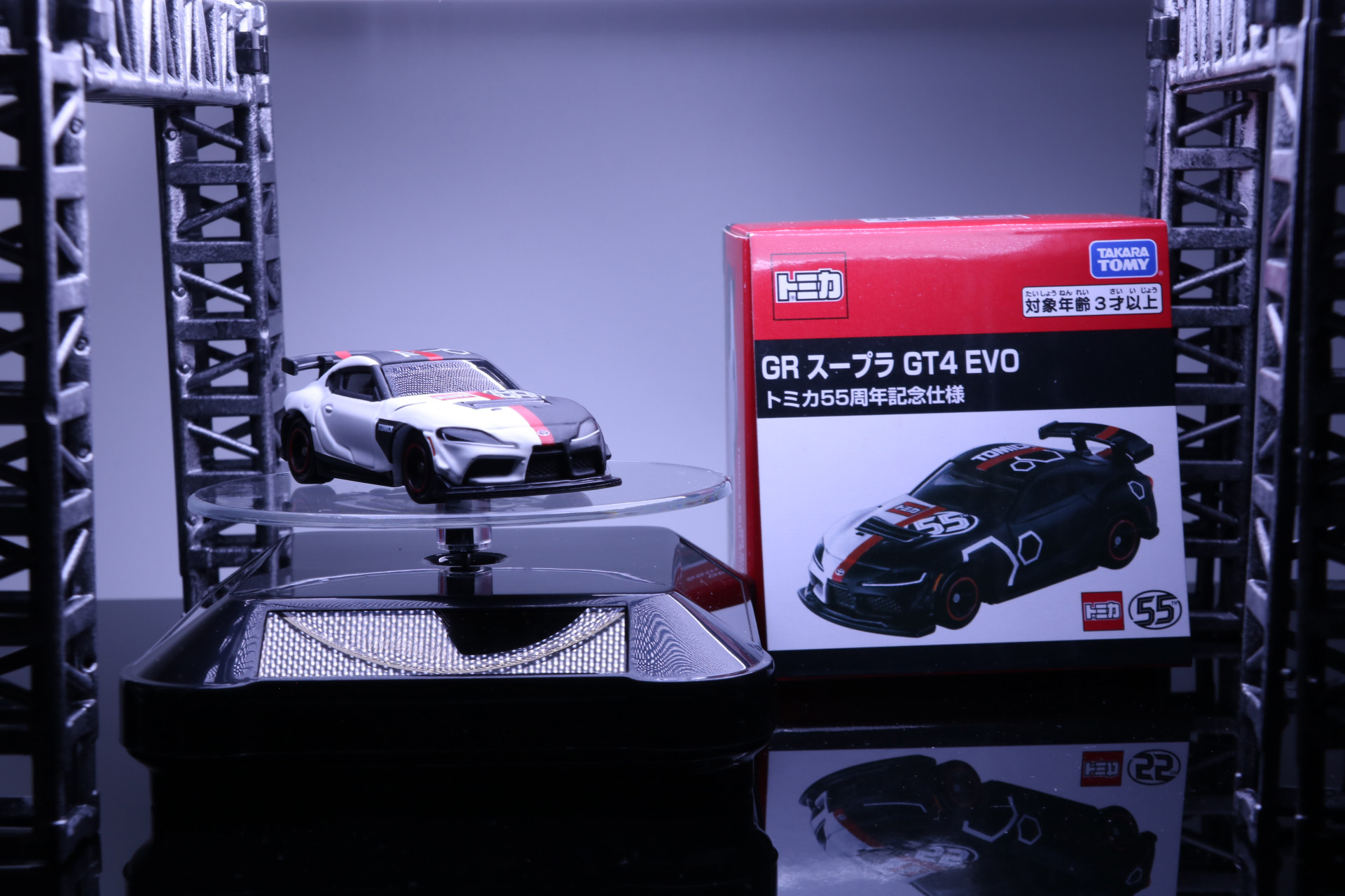 モーターショーで脚光を浴びる実車のようにディスプレイ