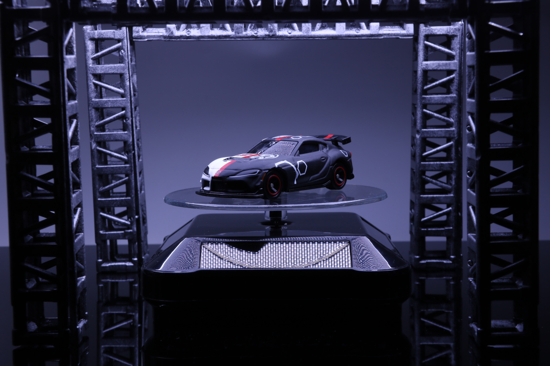 ホワイトとブラックのカラーリングが幻想的に映える