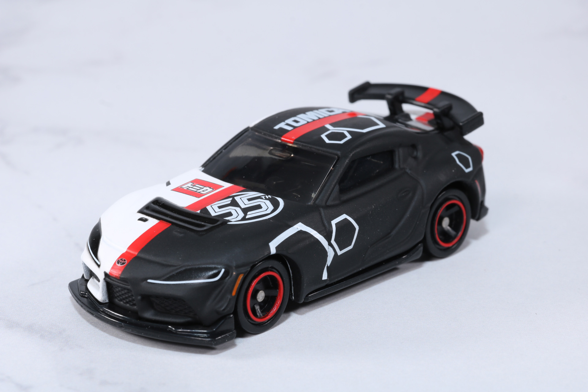 ホワイトとブラックの大胆な配色