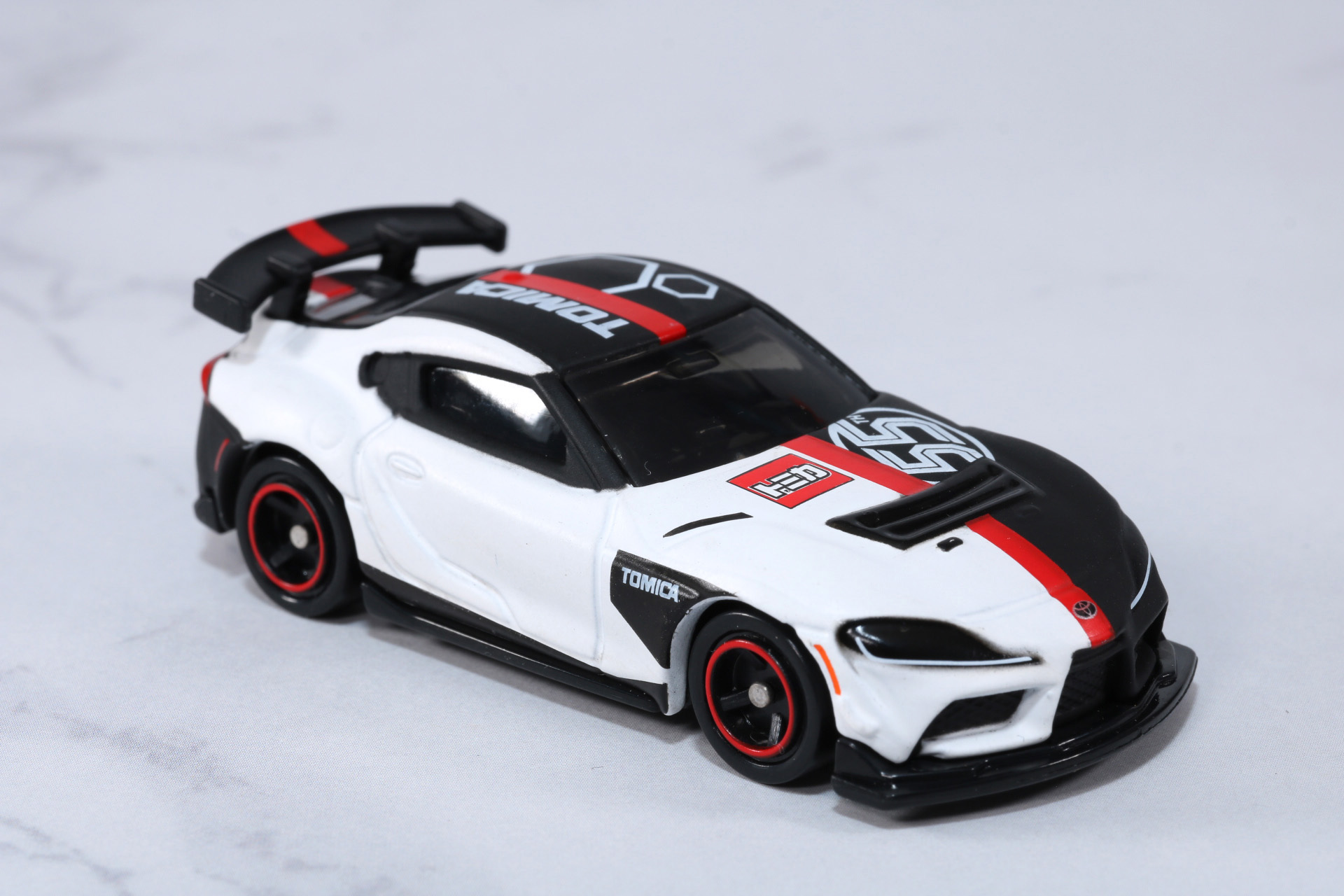 中央を走るレッドで引き締まった印象となっている