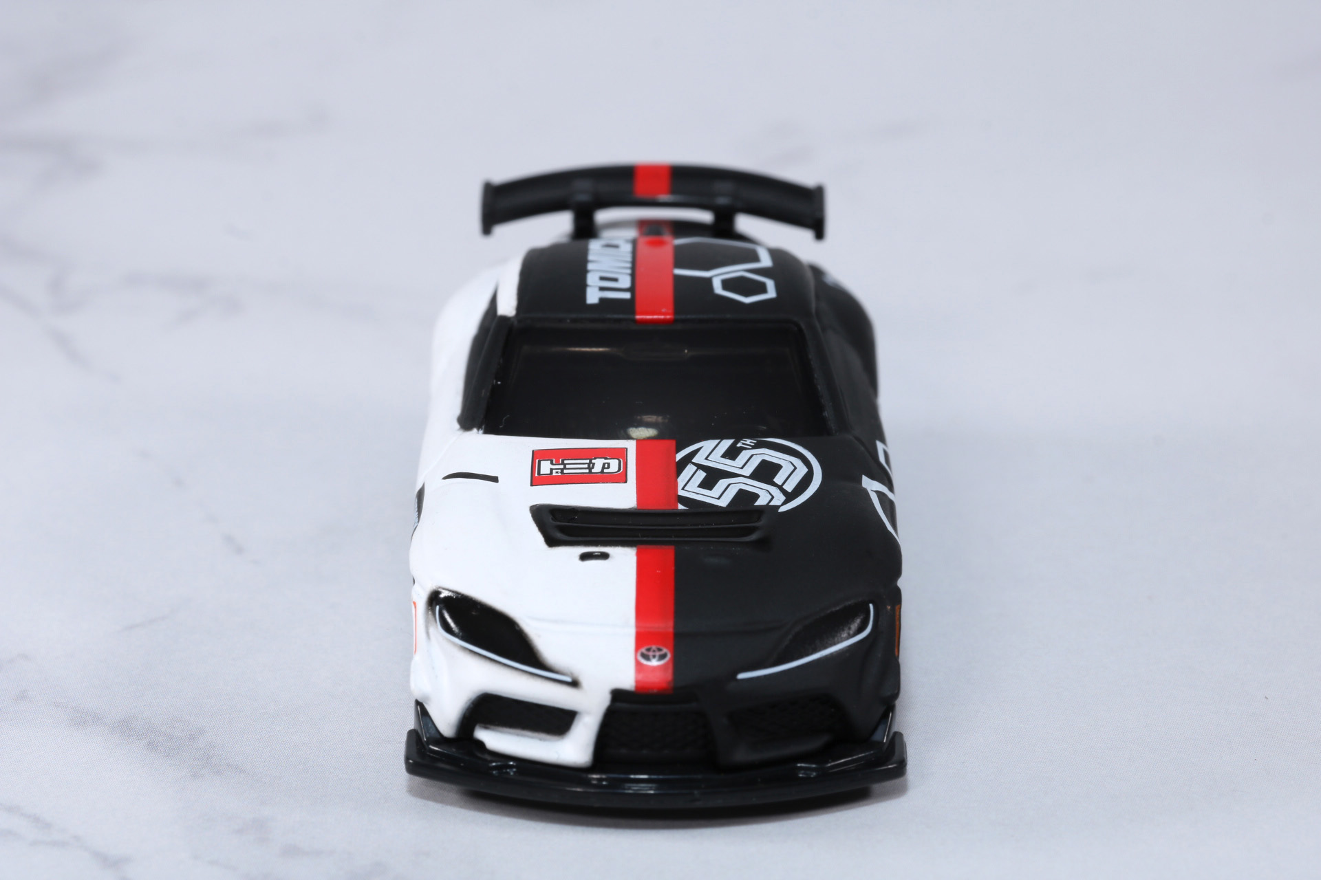 中央を走るレッドで引き締まった印象となっている