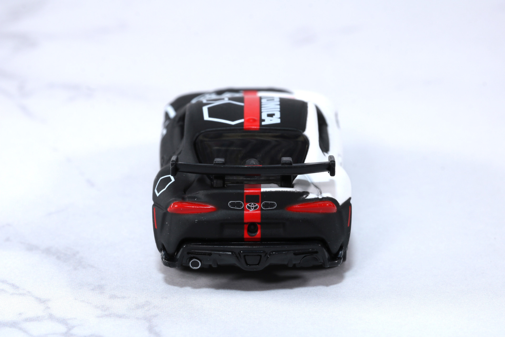 背面のトヨタのエンブレムも再現