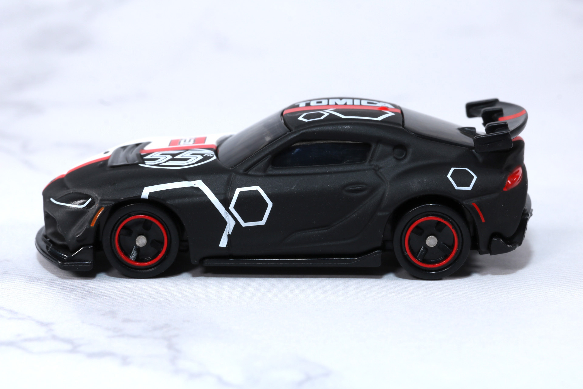 高級感あるマットな質感は「トミカ」のずっしりとした重厚感をより感じられるものとなっている