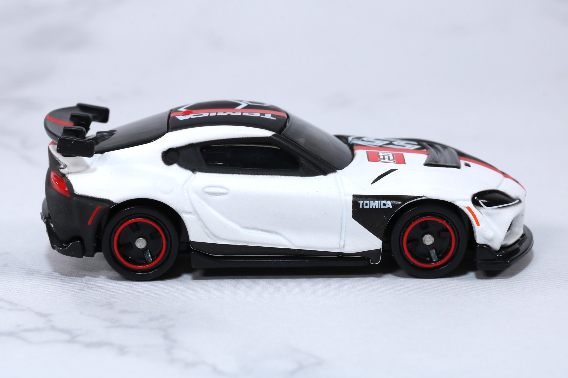 ホワイト側はロゴなどは最小限にキャンパスのような白さがまぶしい