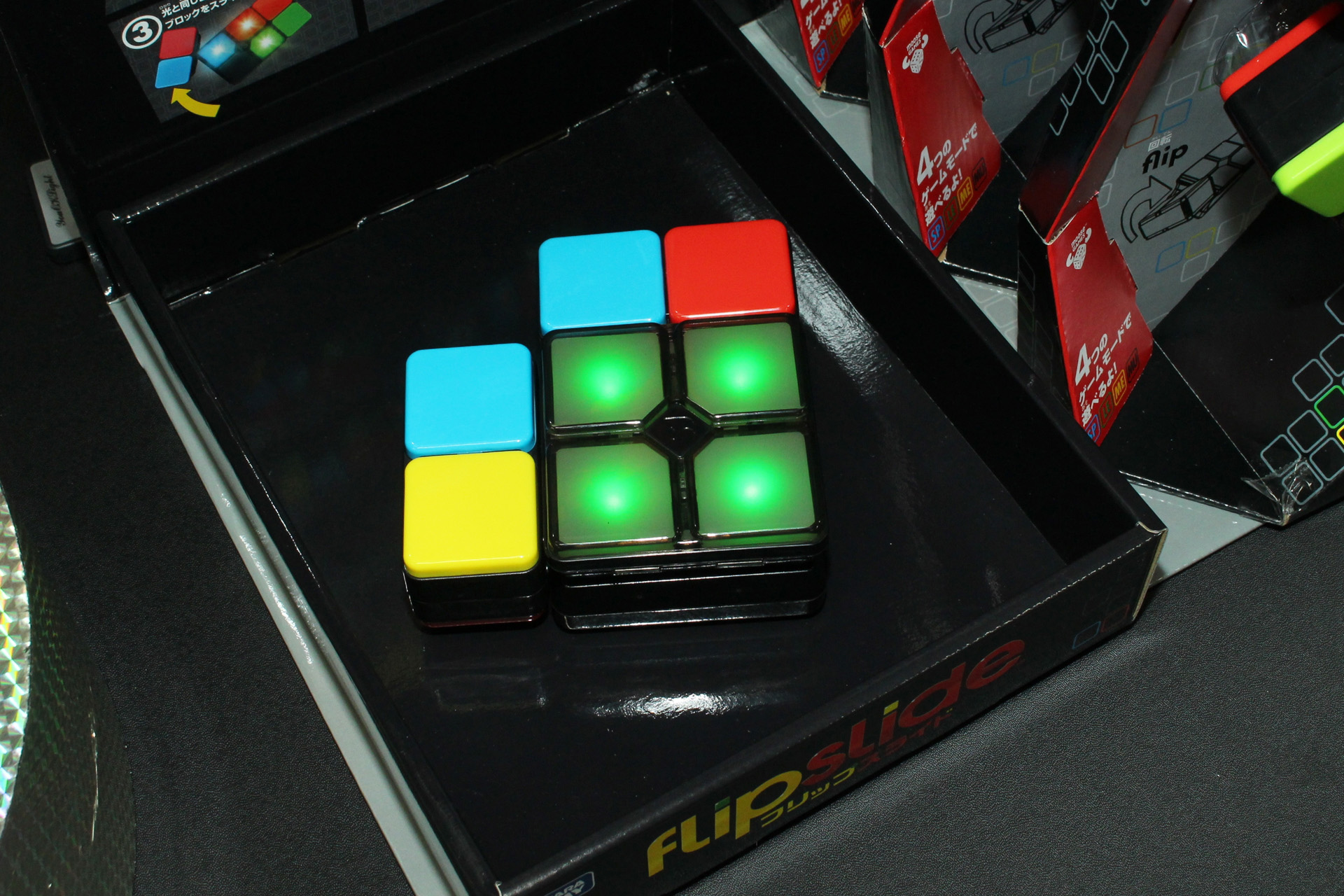 「Flipslide」。4月26日発売。価格は3,960円