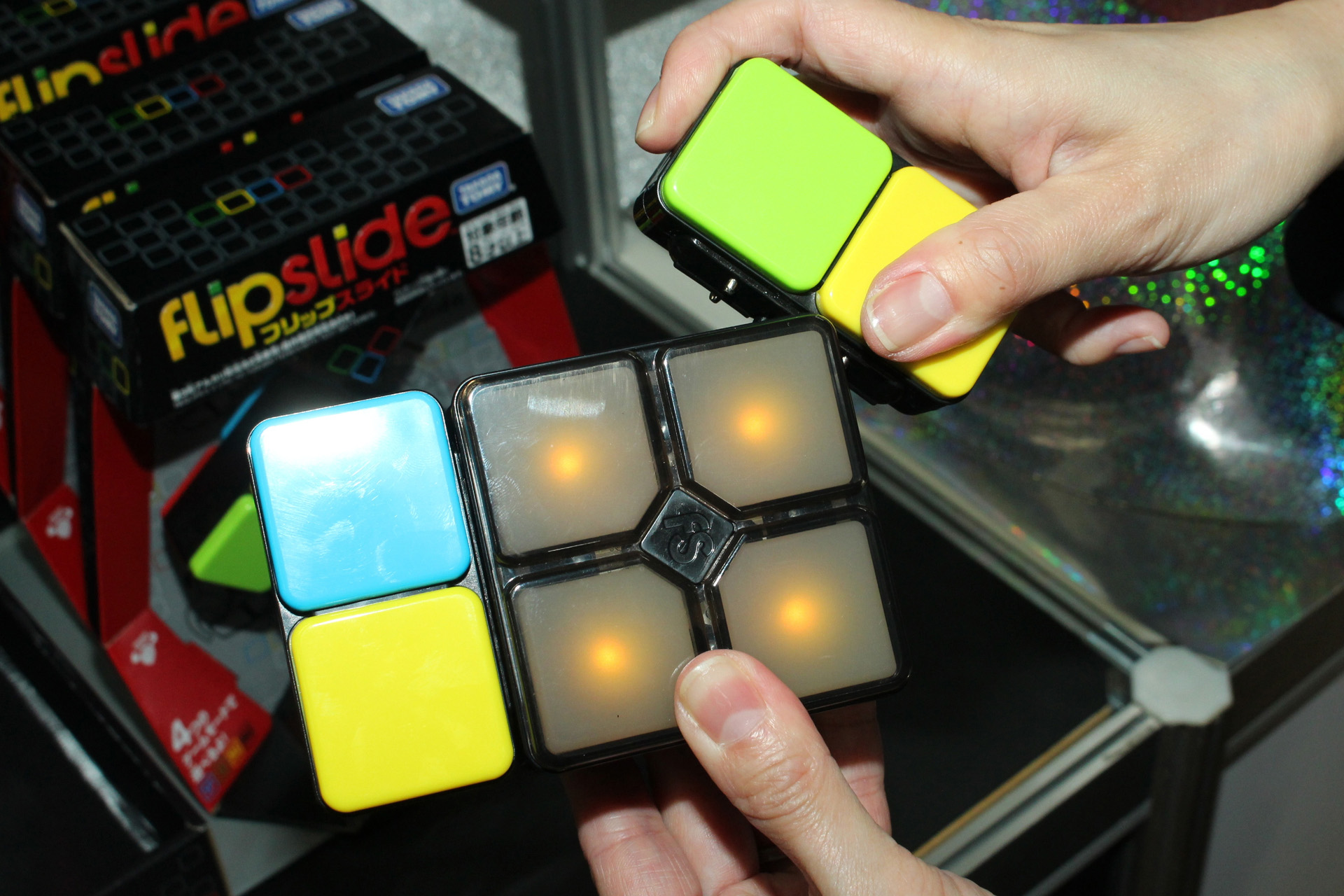 横方向へのスライド。パネルが光るだけでなく、音声ナビや効果音などのサウンドも鳴る