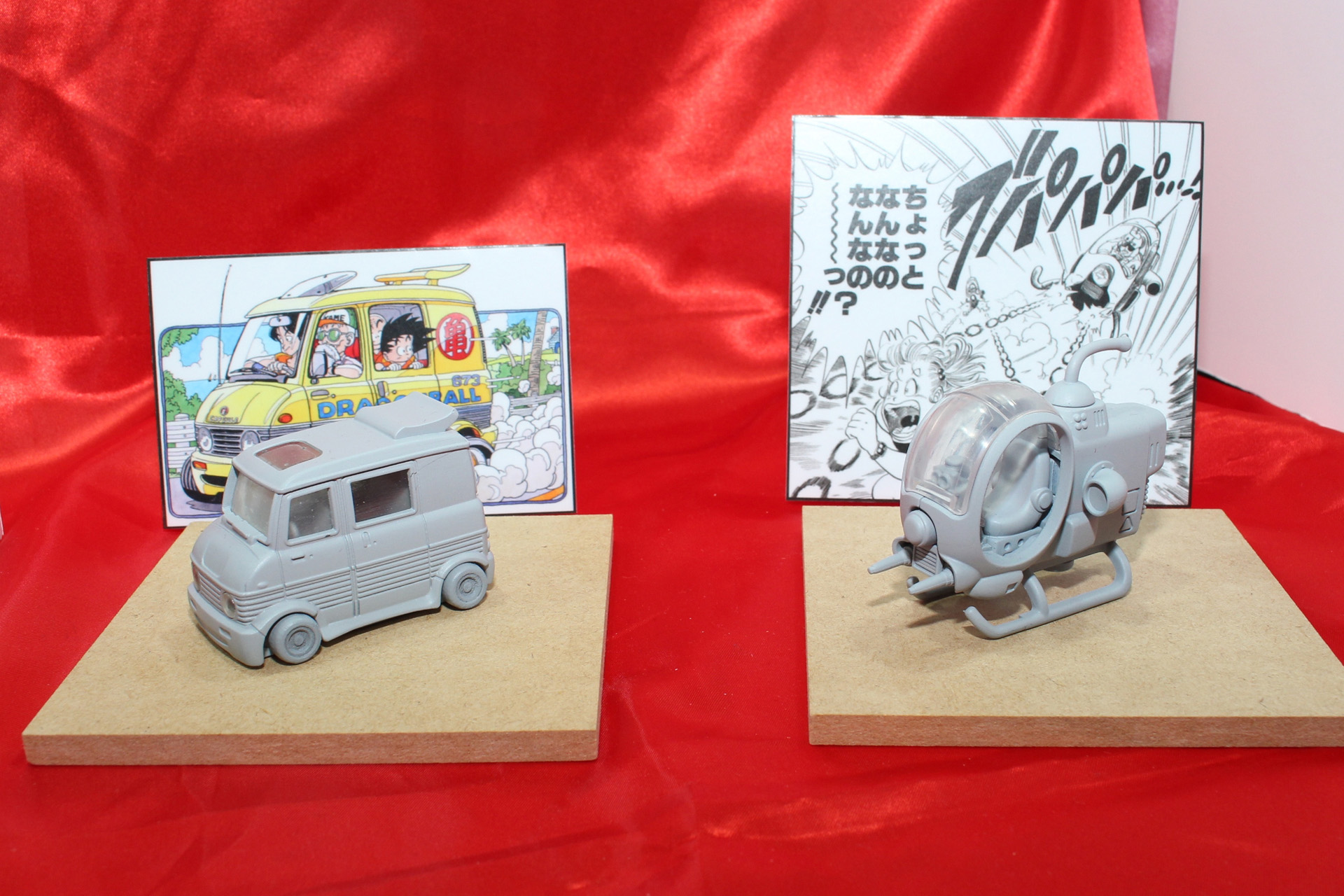 左から「亀仙人のワゴン」、「レッドリボン群の小型戦闘機」。2025年発売予定。色がついた状態も早く見てみたいところ