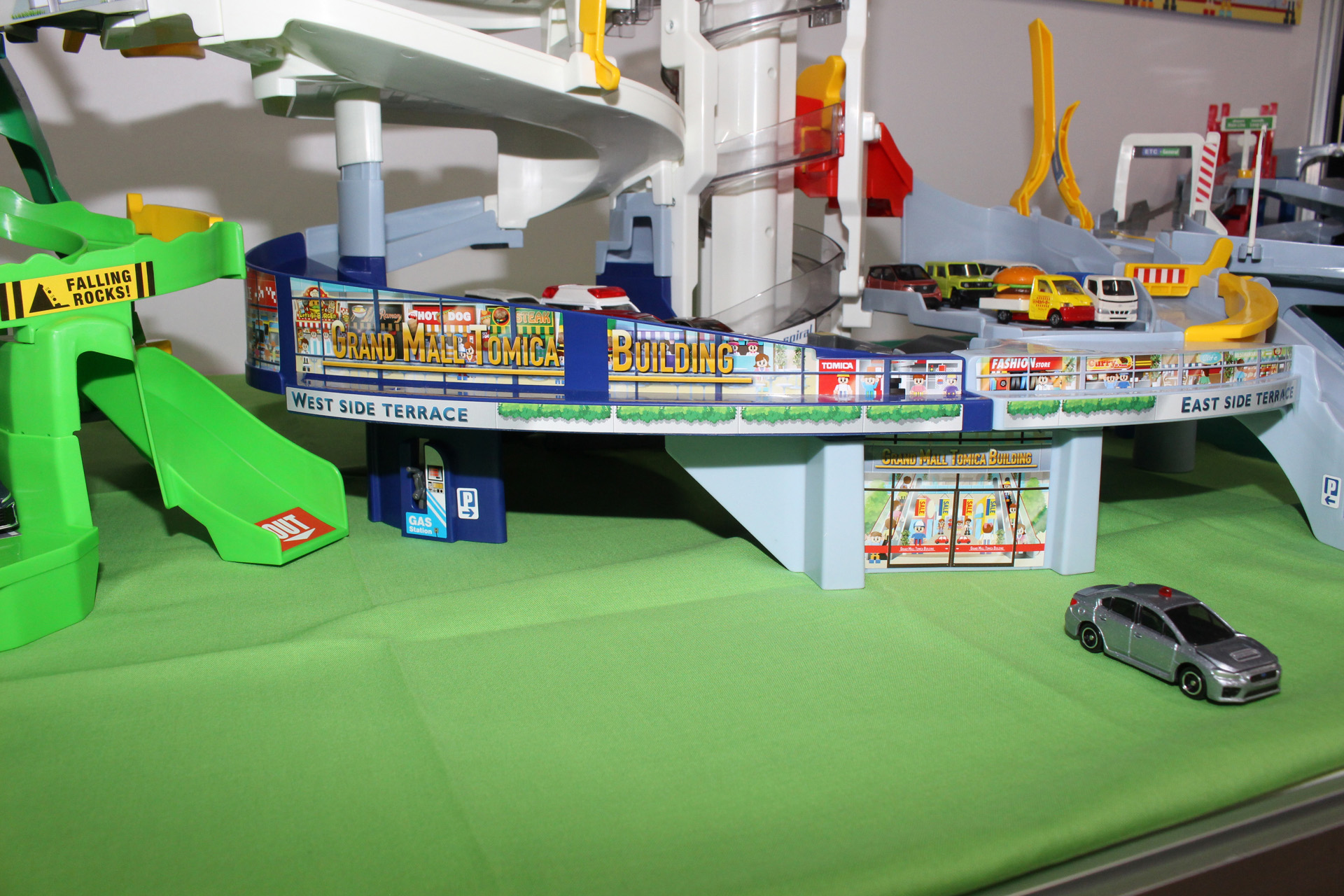 ショッピングモールをイメージした周囲のデザインも