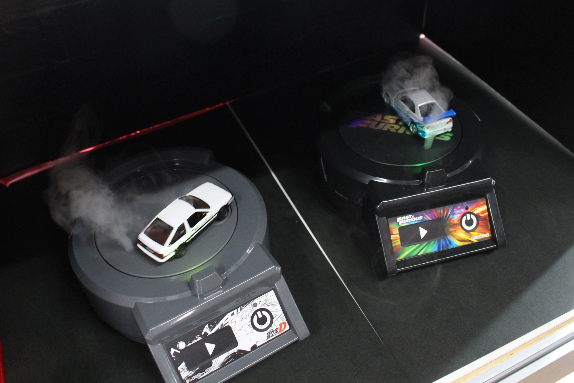 「トミカプレミアムunlimited DRIFT TURN STAGE」。ドリフト風の演出、白煙（霧状の水）、サウンドなどのギミックが内蔵されたターンステージを同梱