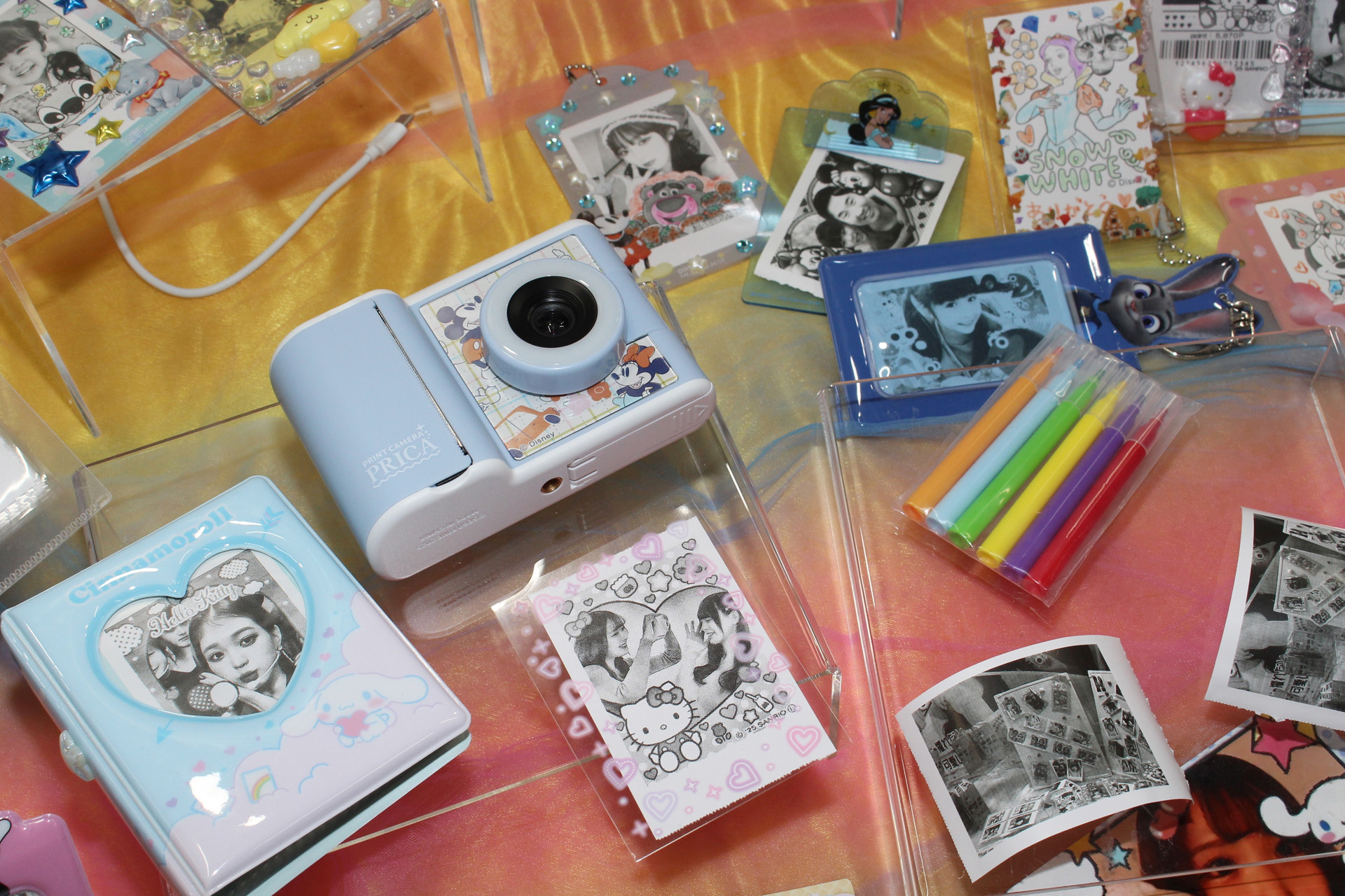 「PRINT CAMERA プリカ」。3月6日発売。価格は各8,800円。専用ロール紙3本、6色のデコ用カラーペン、充電ケーブルが付属