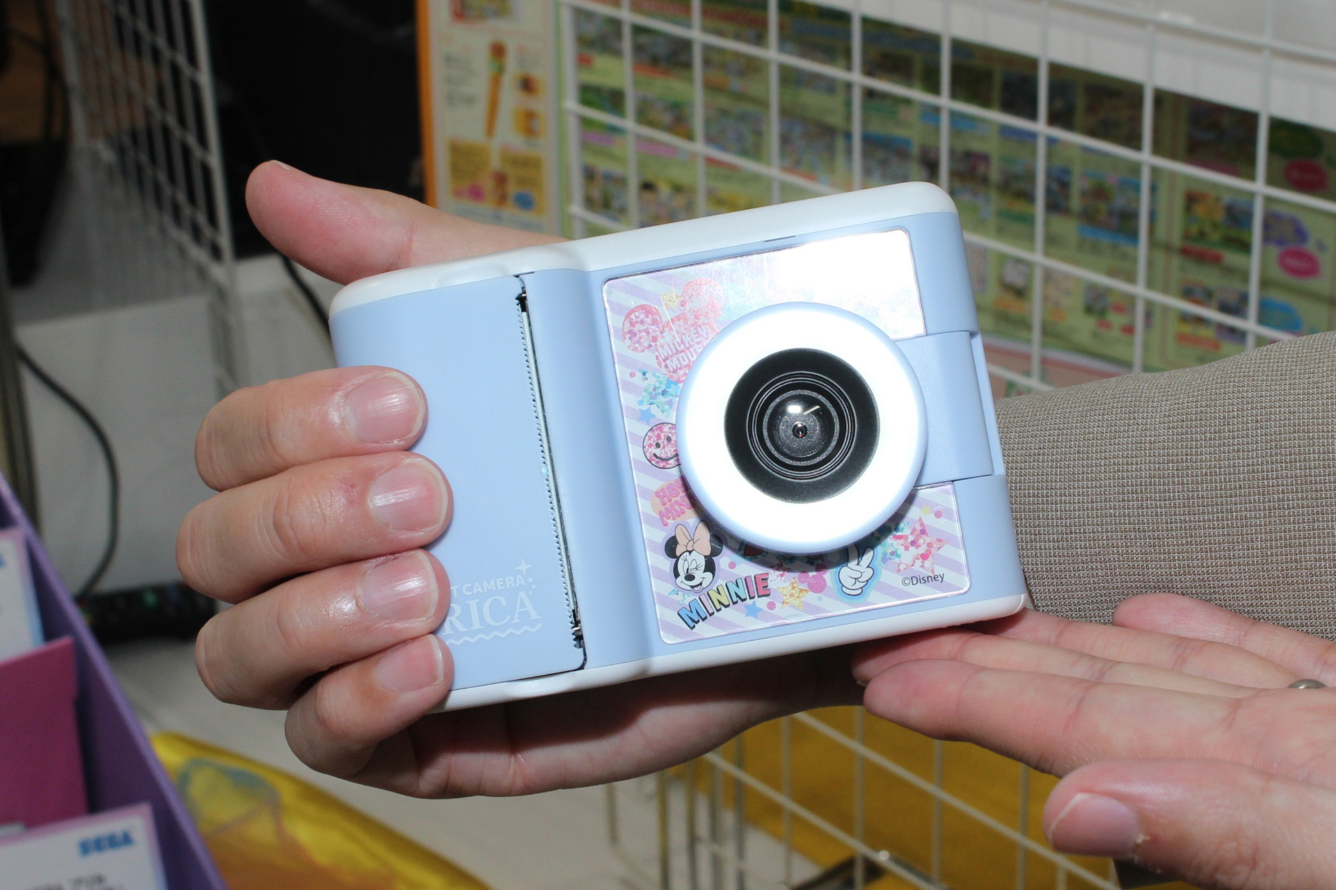 プリカ本体。裏には液晶モニターと操作用のボタンを装備