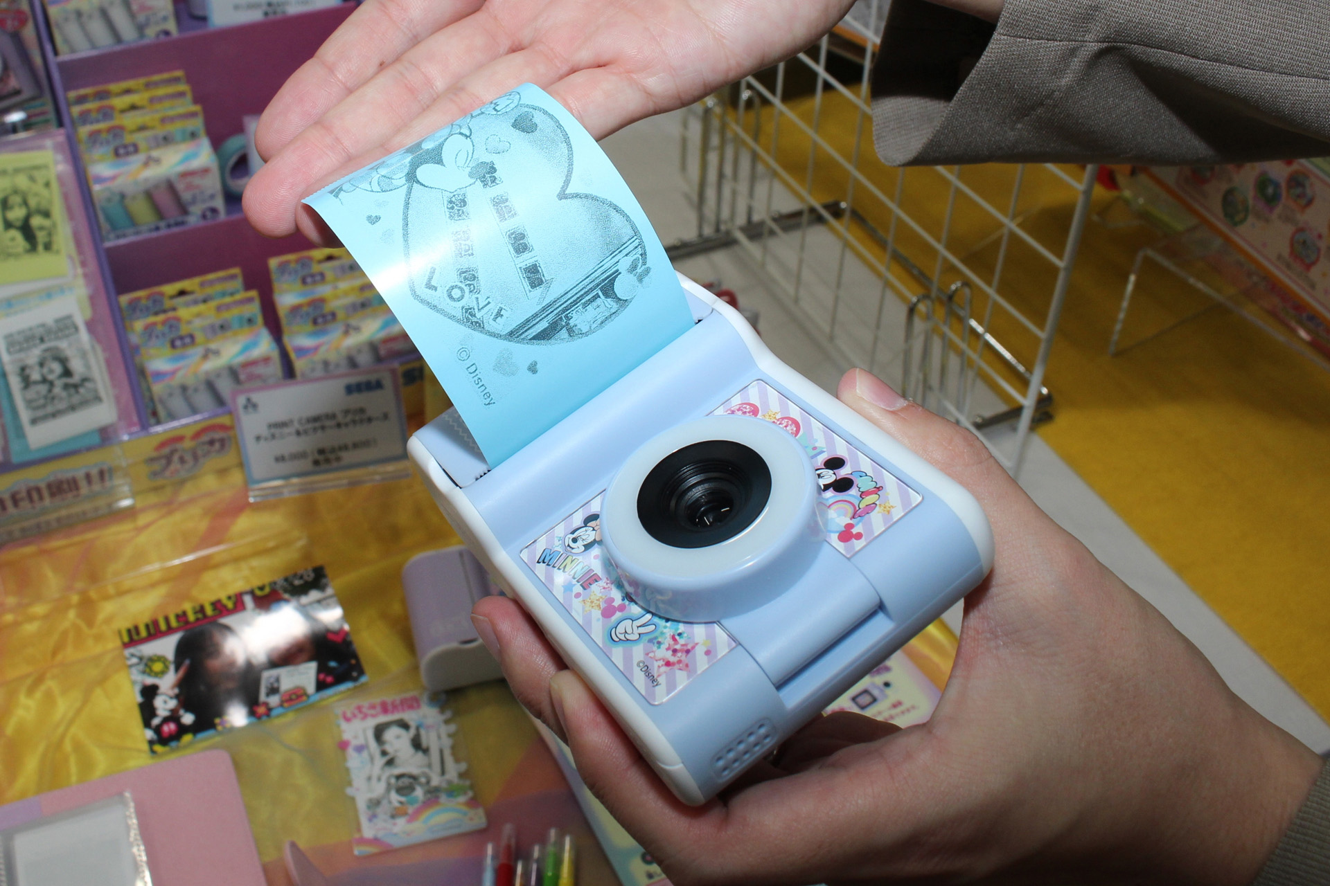 プリントした写真は本体の前側から出てくる。出口にはカッターがあるので、レシートのようにその場でカットできる