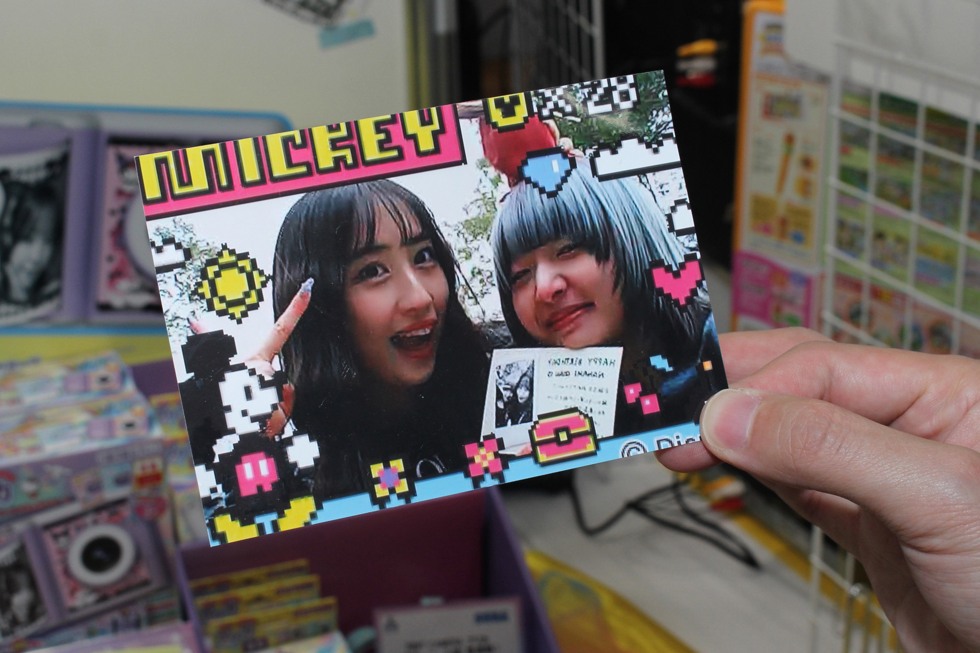 これはプリカで撮影した写真をカラーでプリントしたもの。高画質なスマホやデジカメの写真とはまた違う味わいがある