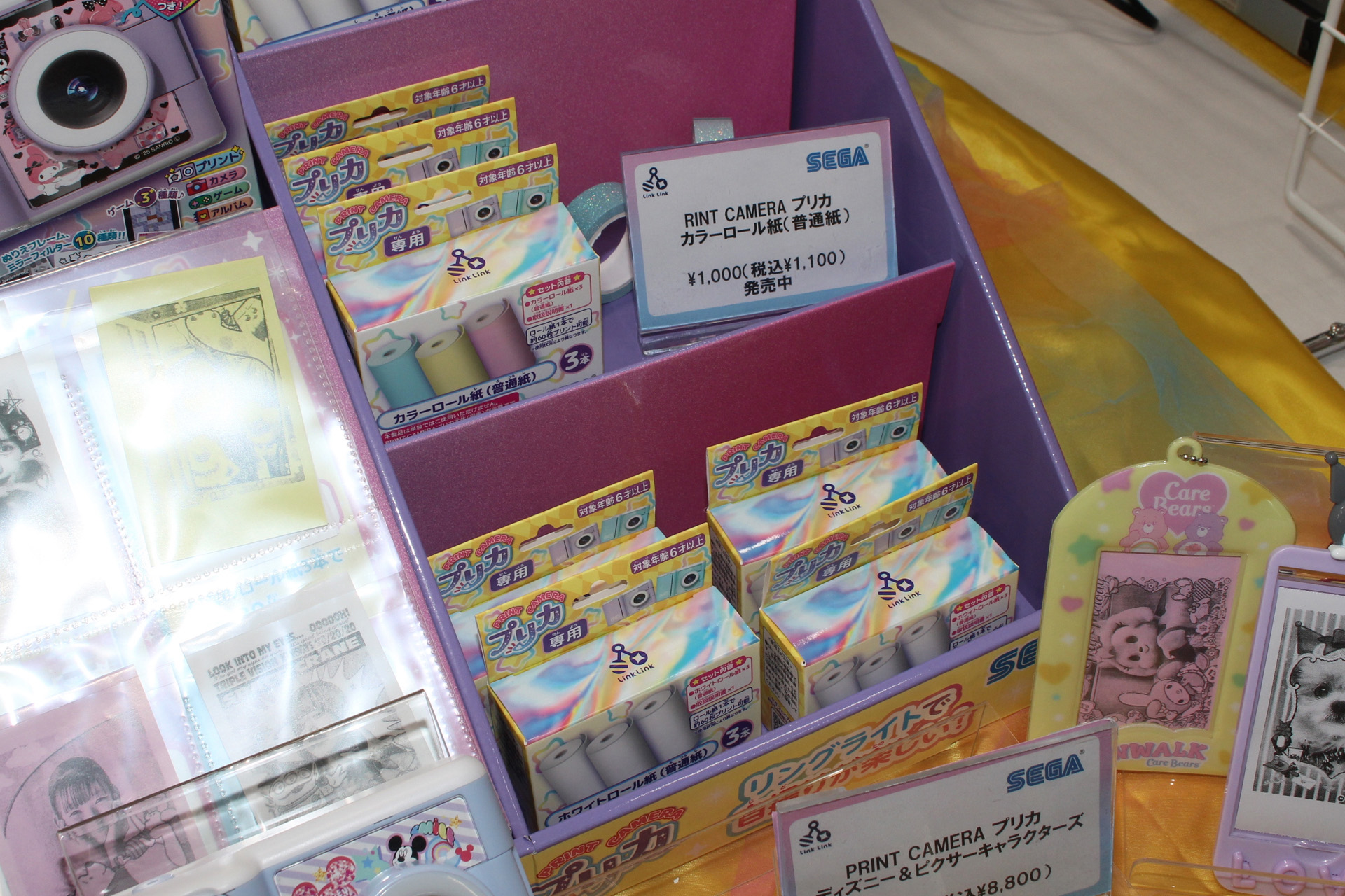 ロール紙は消耗品なのでも別売り商品として販売。普通紙の白色のほか、3色のカラーロール紙もある