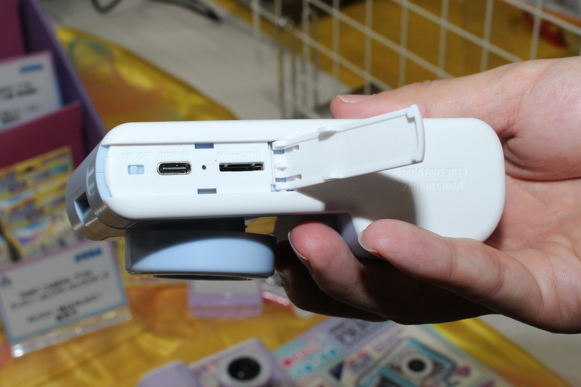 充電用端子（USB-C）とSDカードスロット。本体内に写真は3枚しか保存できない