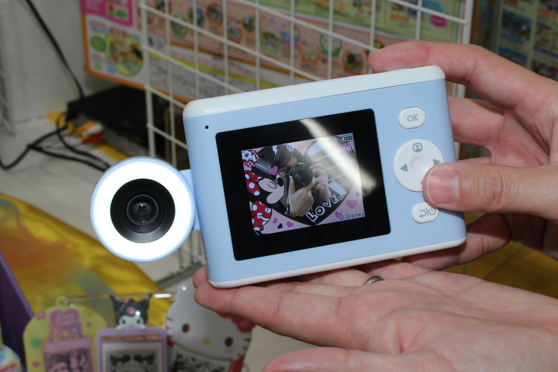 レンズは後ろ側に起こすことができ、自撮りもできる。レンズ周囲にはLEDライトが付いている