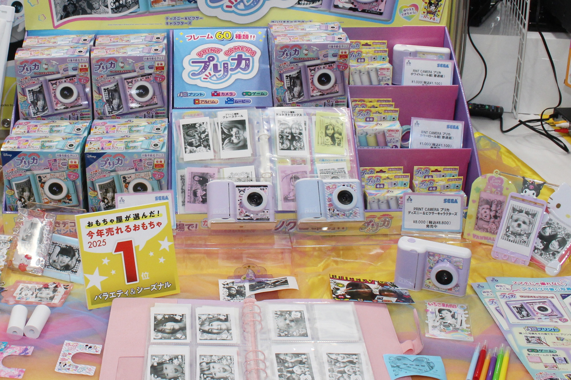 本体カラーは2種類。撮影機能のほか、3種のゲーム機能も内蔵している