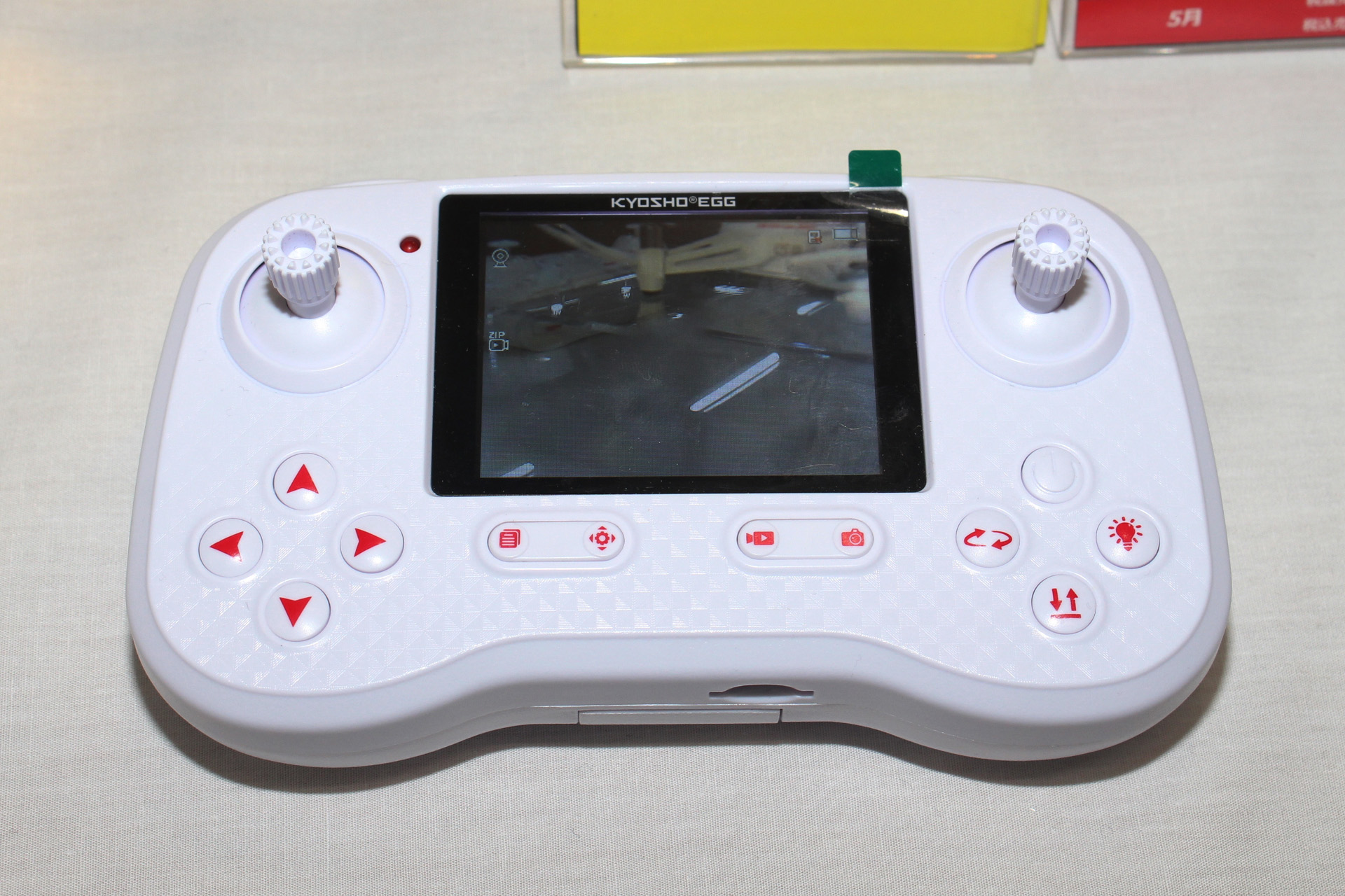 3インチサイズのモニターが搭載されたコントローラー。スティックによる物理操作は、スマホよりも操作がしやすい