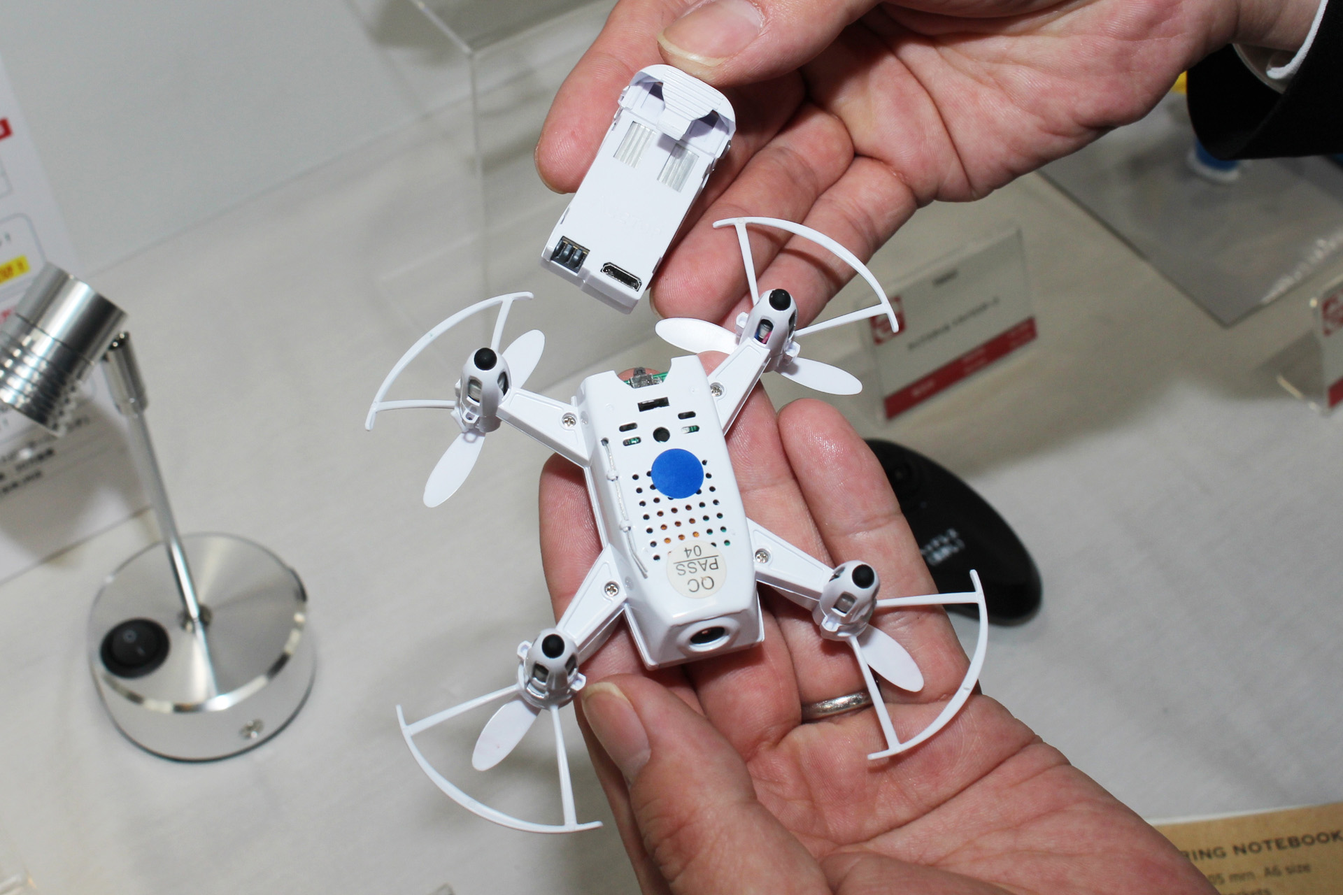 本体、コントローラーともに取り外し可能な充電池を採用している