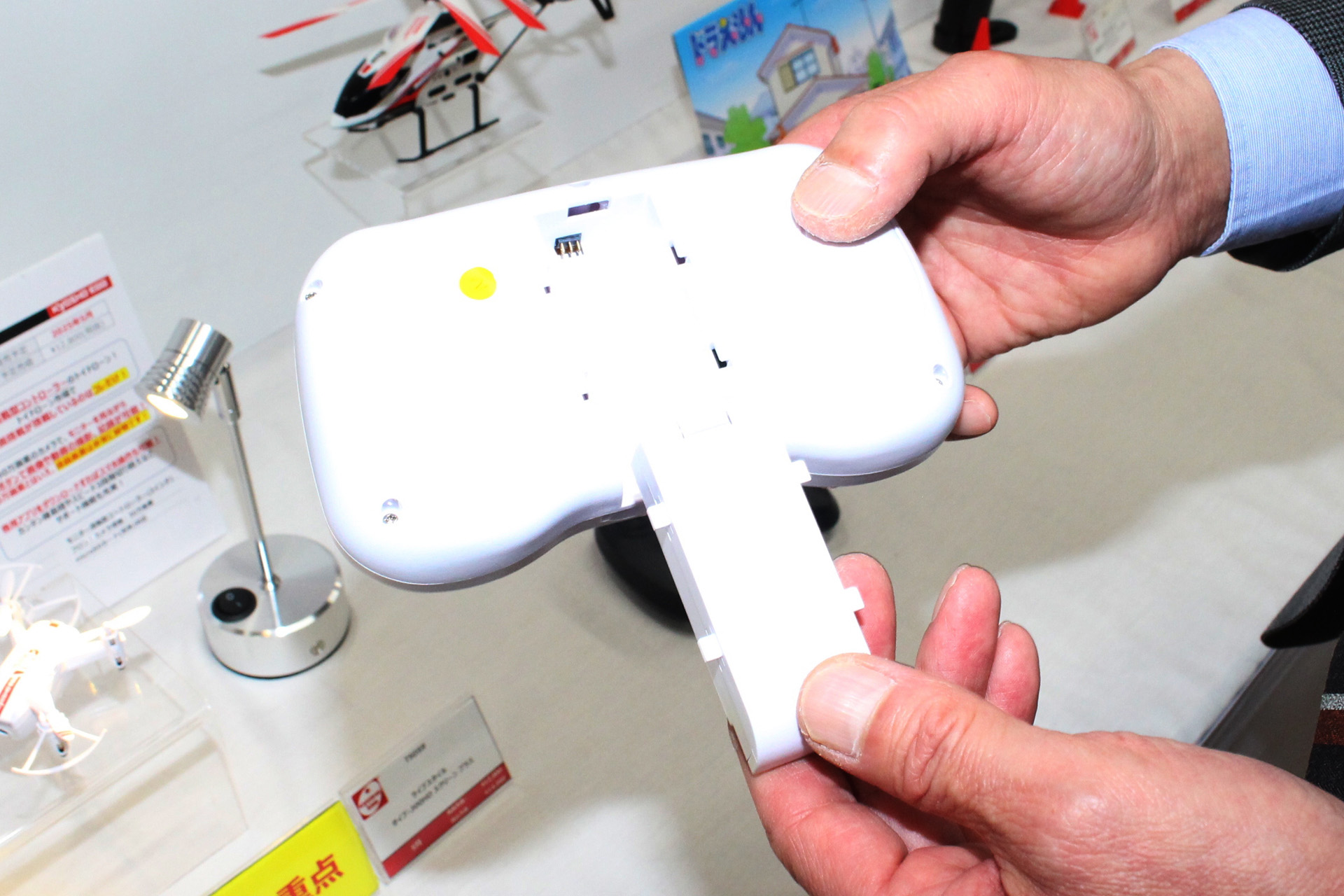 本体、コントローラーともに取り外し可能な充電池を採用している