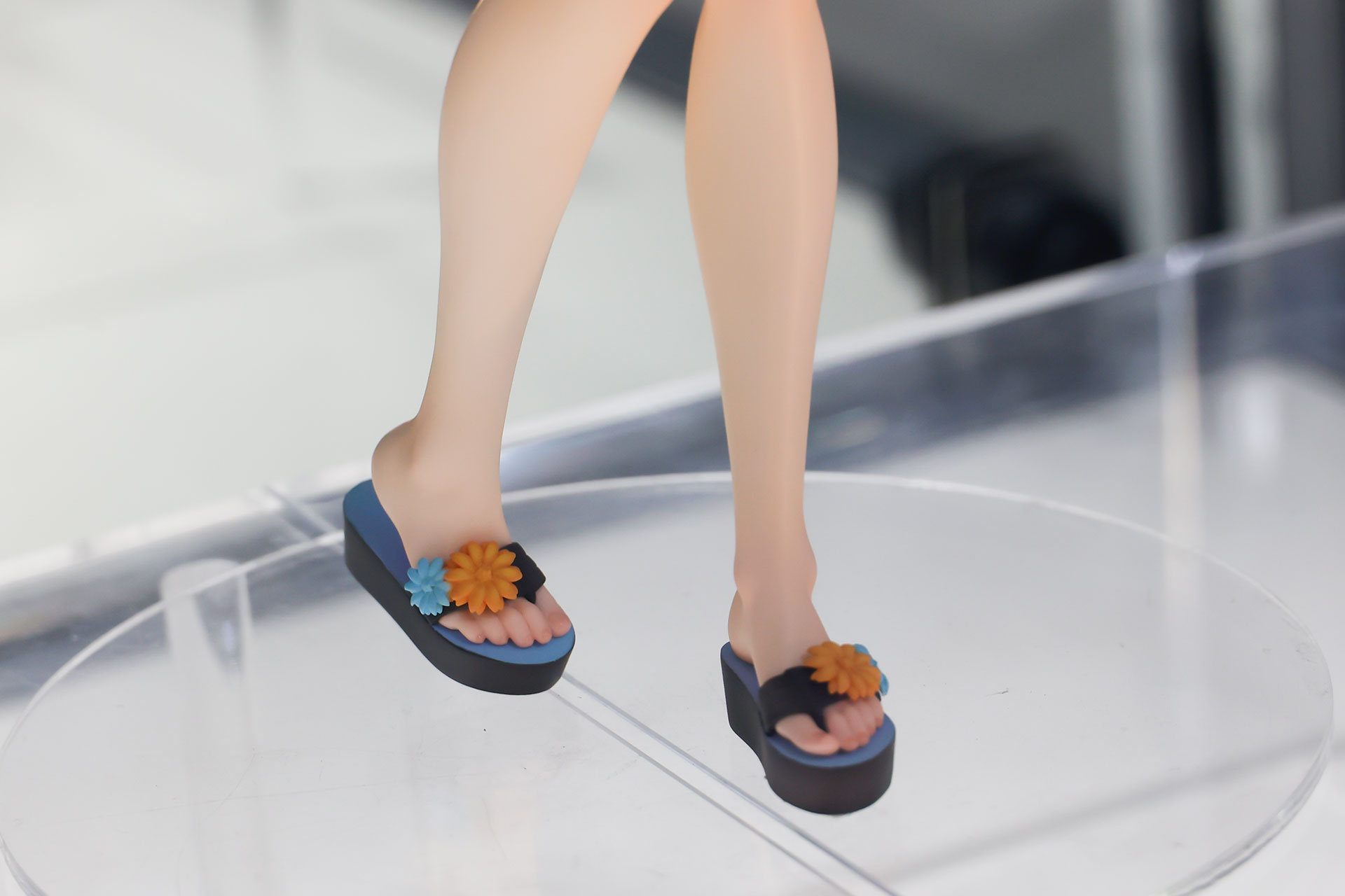 サンダルもなかなかリアルだ