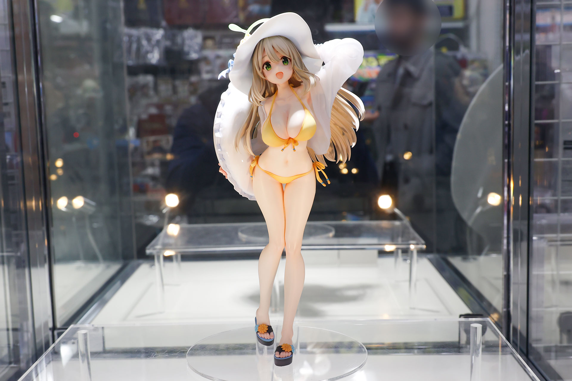 フィギュアの素材はPVCで、全高は約270mmだ