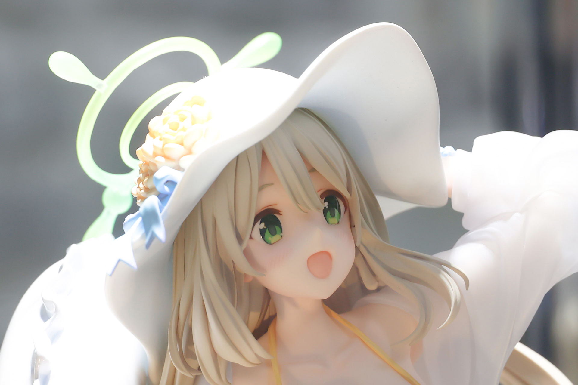 色白の肌に淡い髪の色が似合っている