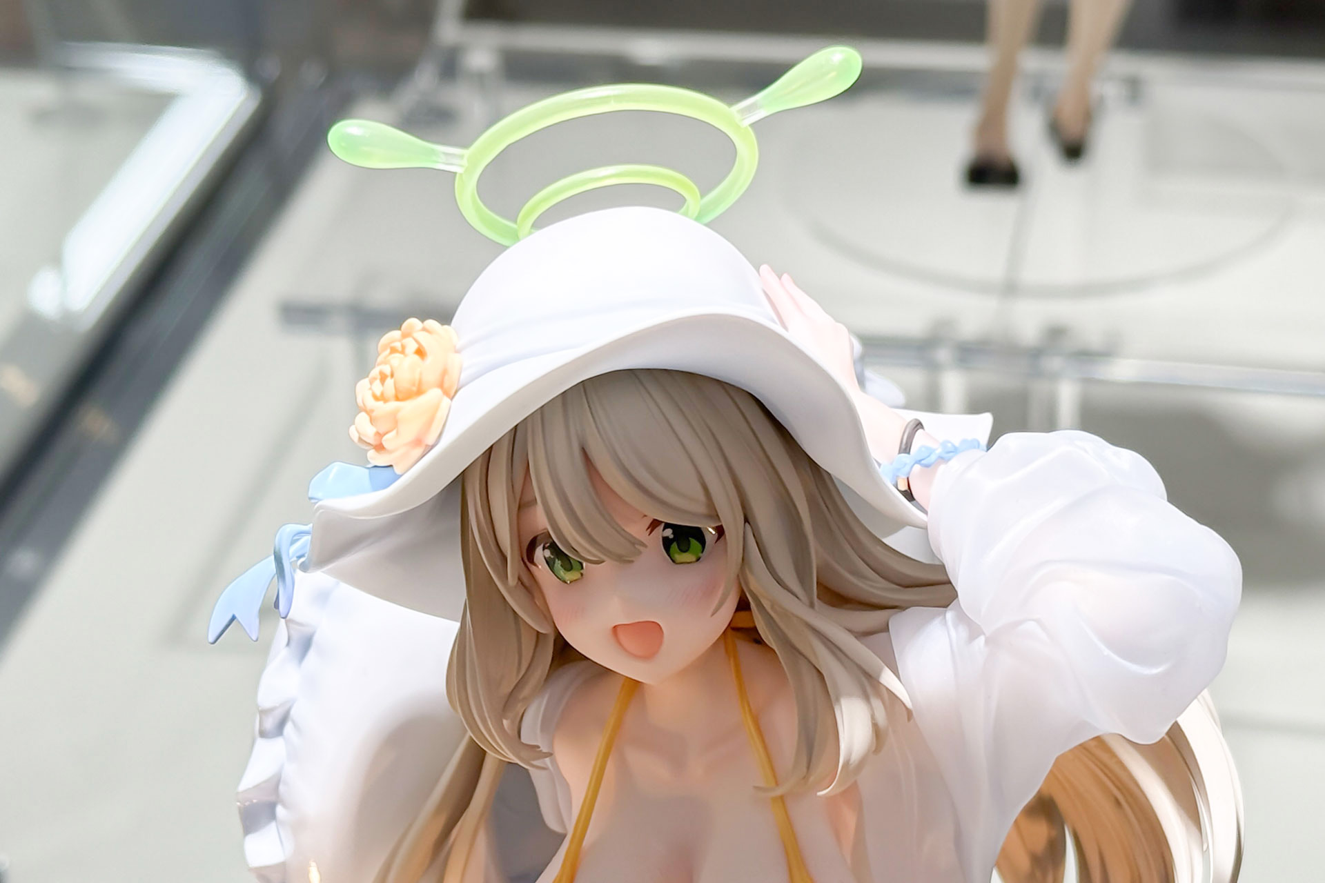 帽子の後ろには、黄緑色のヘイローが浮かんでいる