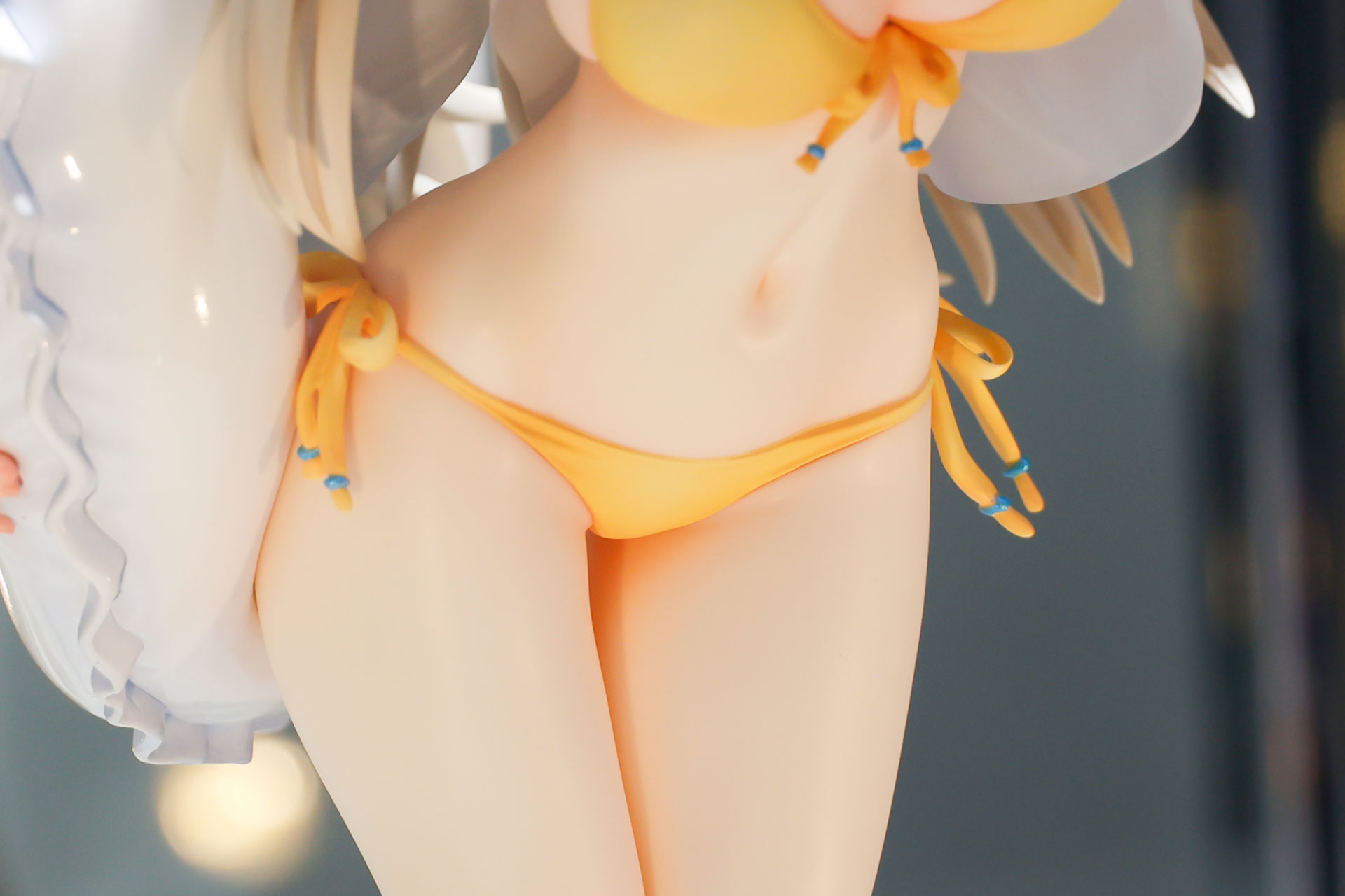 おへそのラインや腰回りも素晴らしい