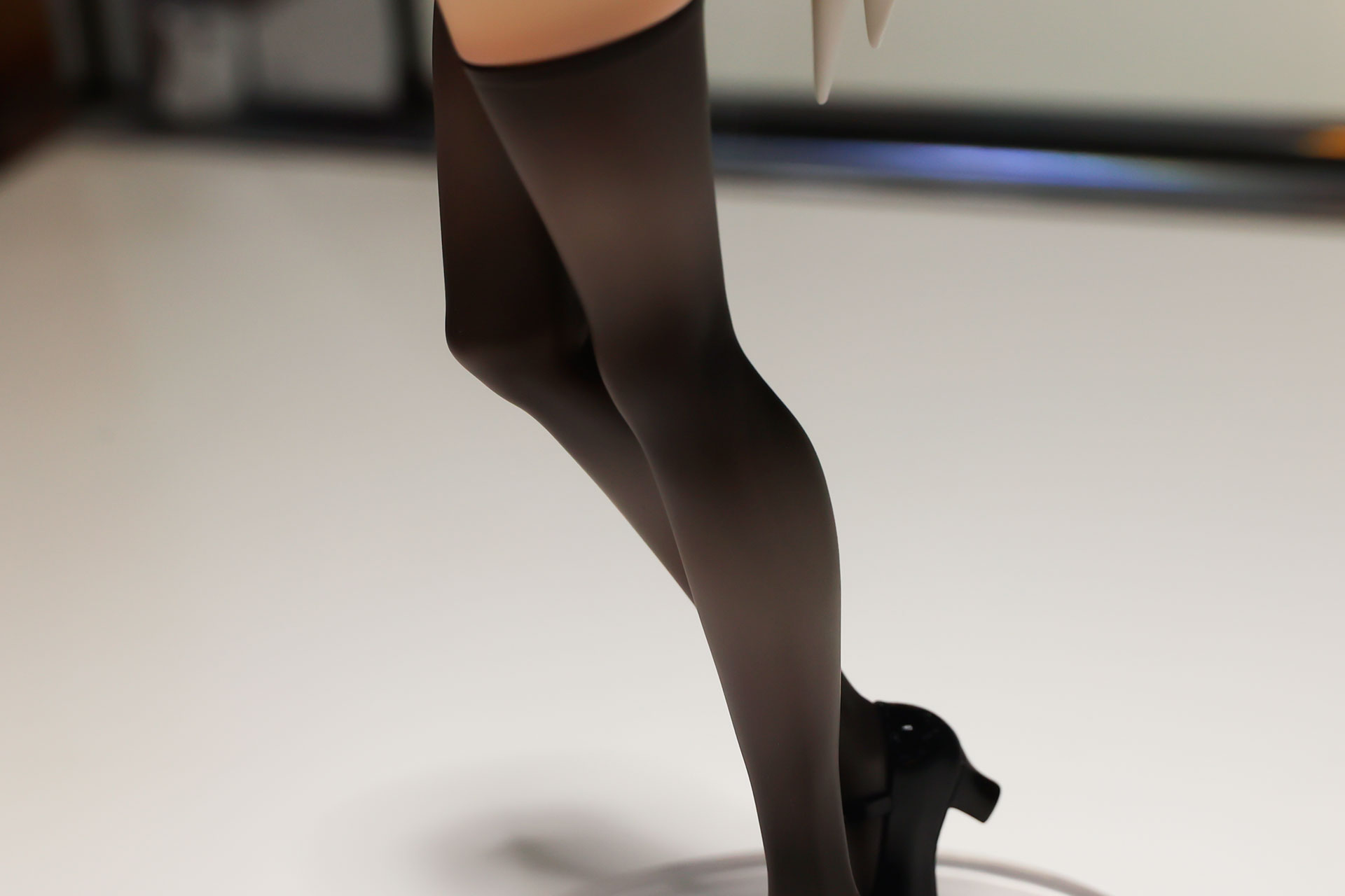 脚は黒いストッキングを履いている