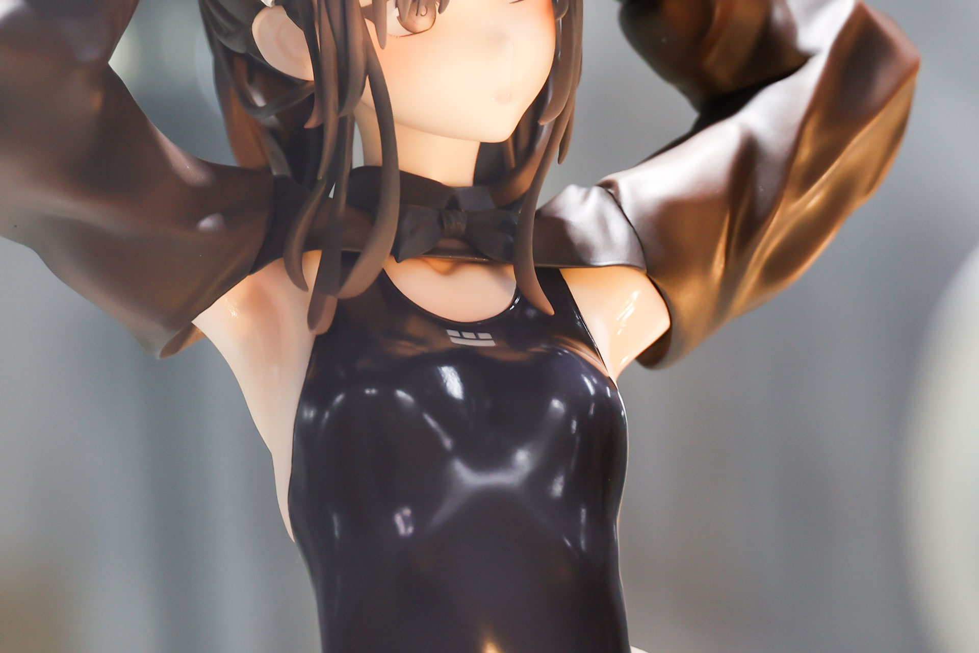 首元には黒いネクタイが着けられている