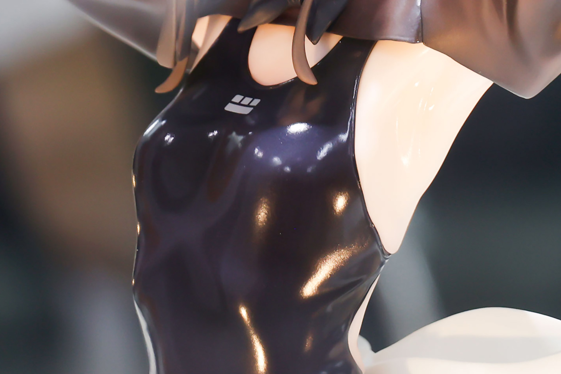 水着は体に密着している