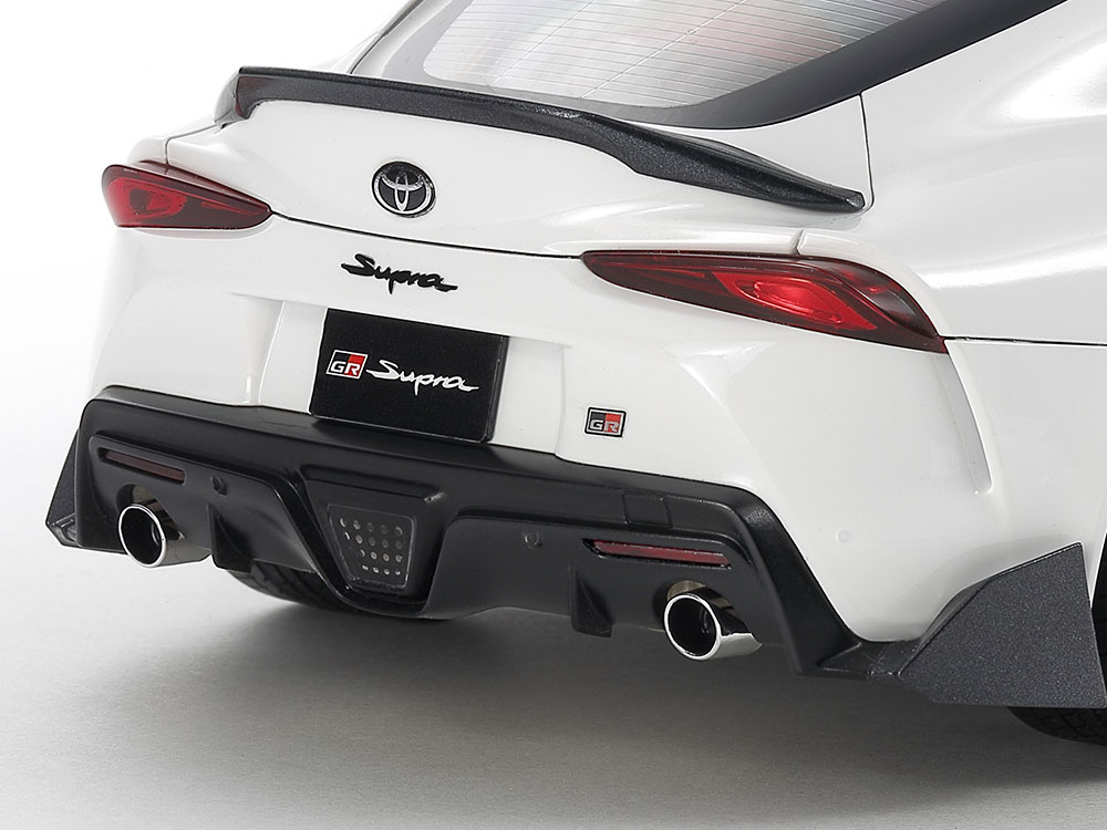 トランク後端に装着されたダックテール形状のスポイラー。微妙なカーブを描いた形状もリアルに再現