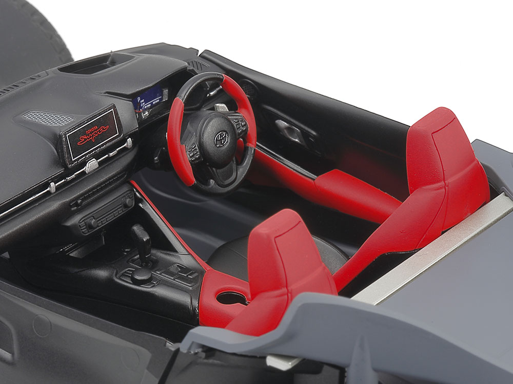 内装は左ハンドル・右ハンドルを選んで組み立て可能。シートはヘッドレストとショルダー部分を別パーツとした塗り分けやすい構成