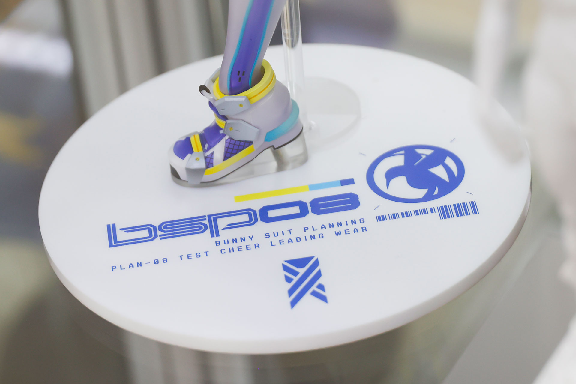 足元はゴツめのシューズを履いている