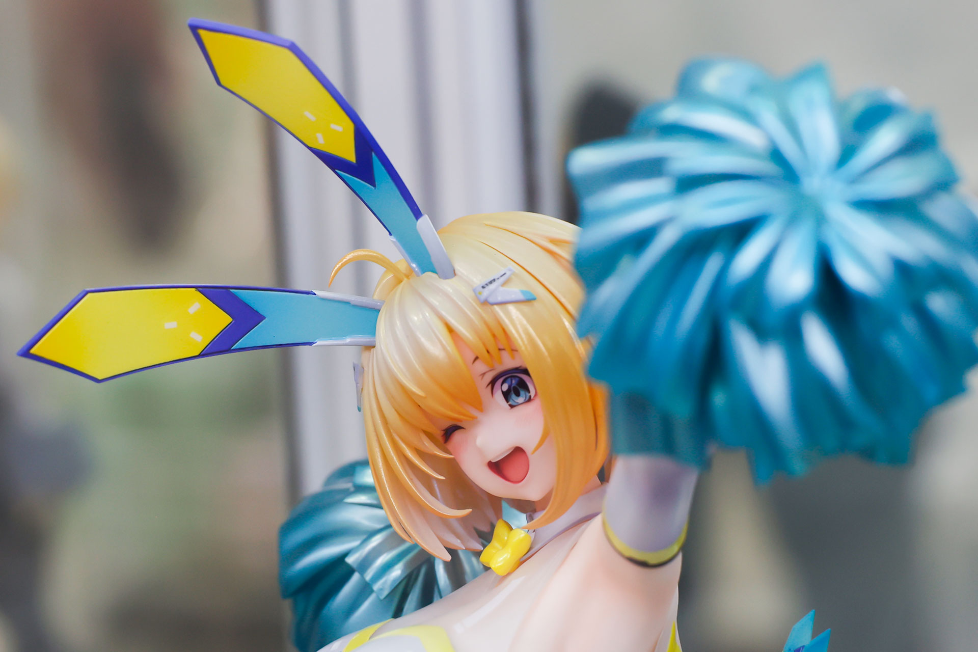 頭に付けたうさ耳もかなりカラフルである