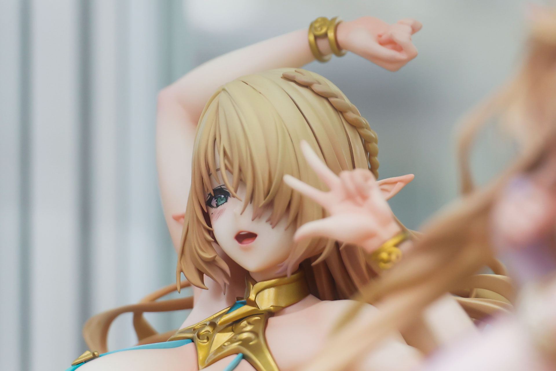 髪の一部は編み込まれている