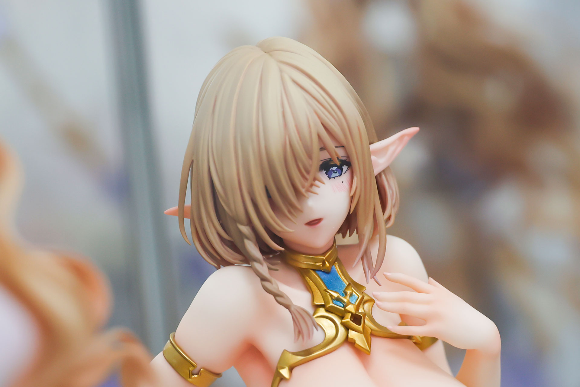 髪は片方だけ編み込まれている