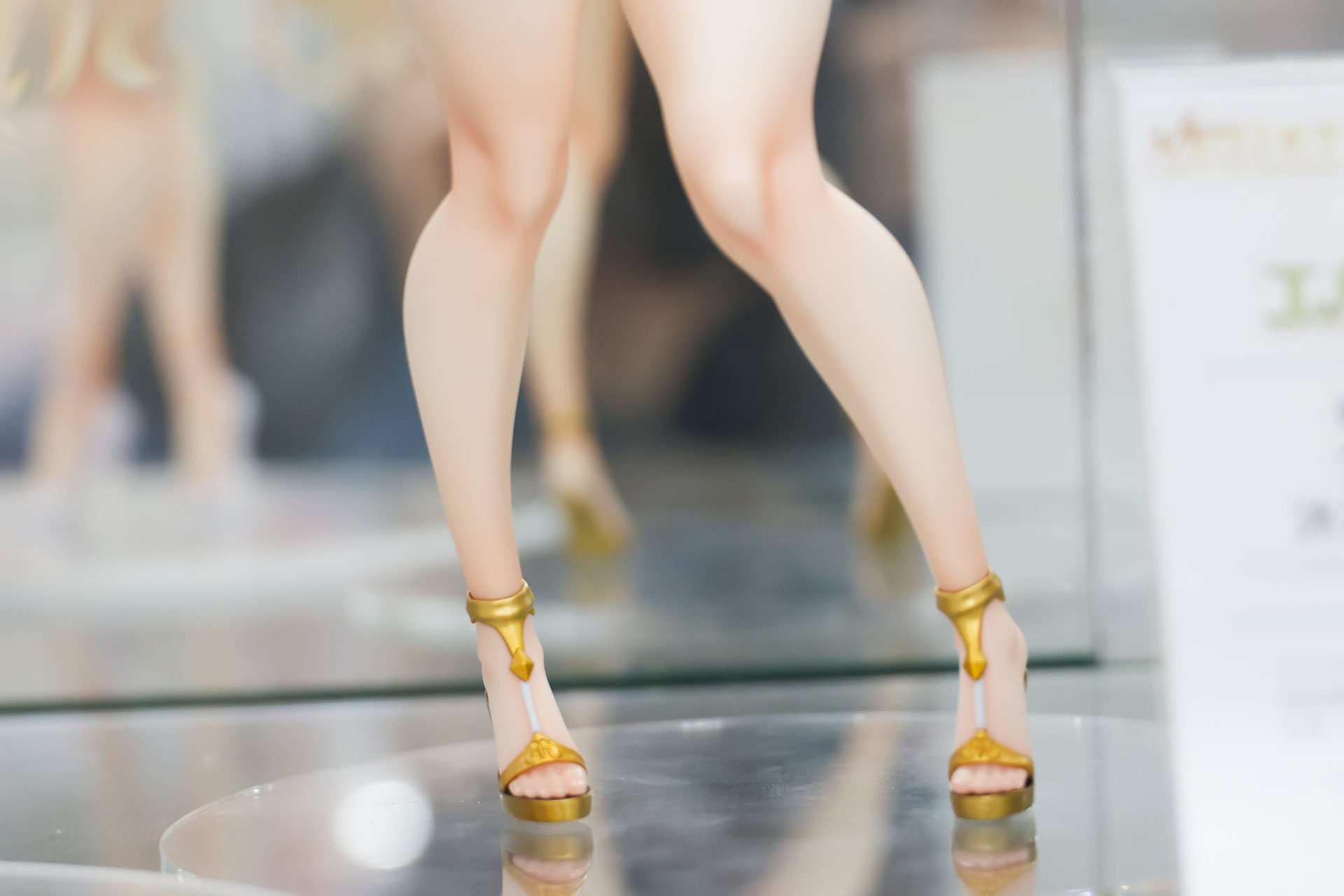 足元も黄金が使われている