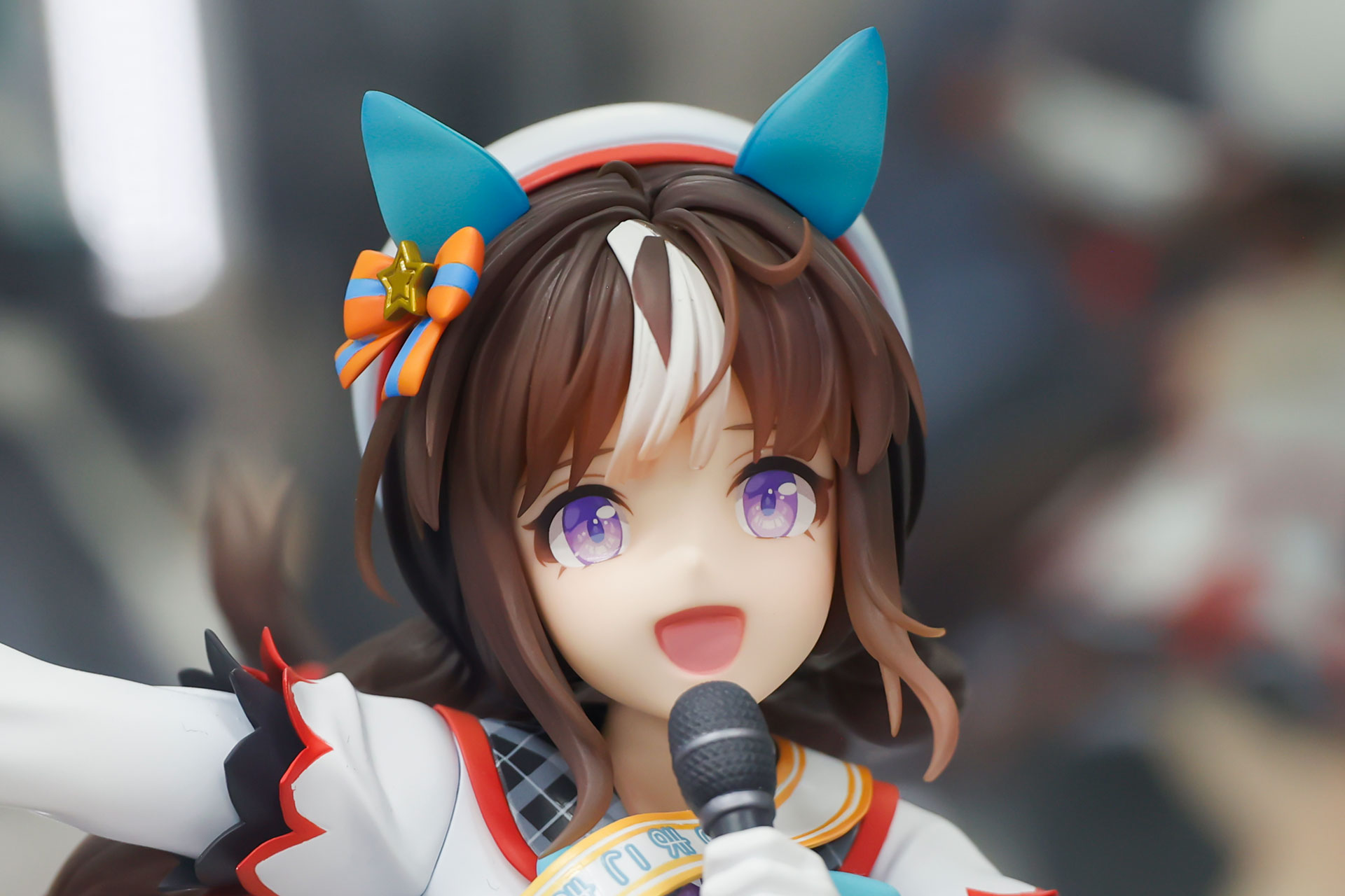 前髪の一部はポイントカラーで染められている