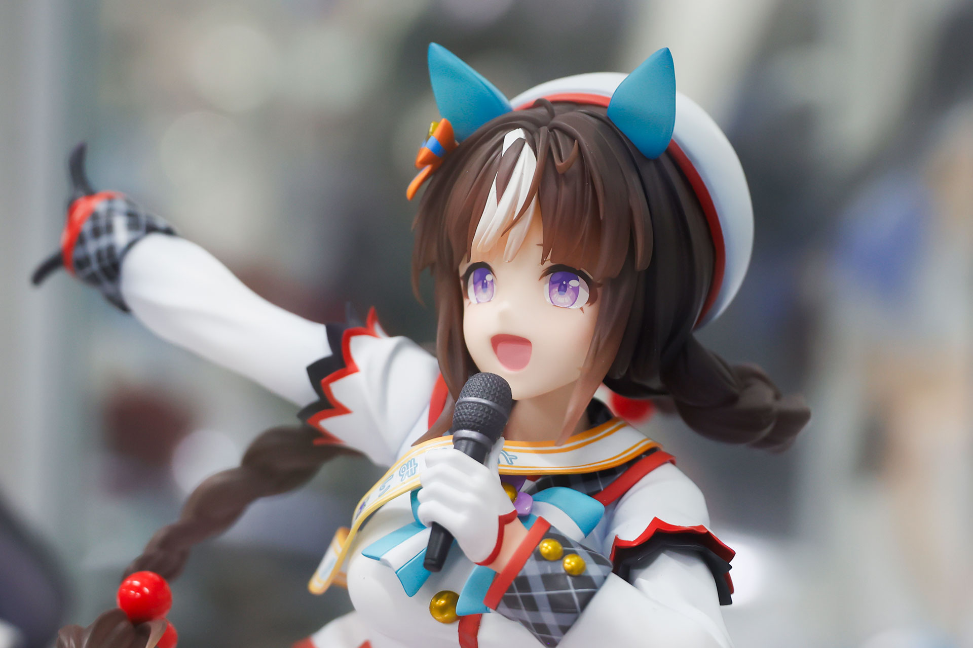 マイクを持って歌うポーズもかわいい