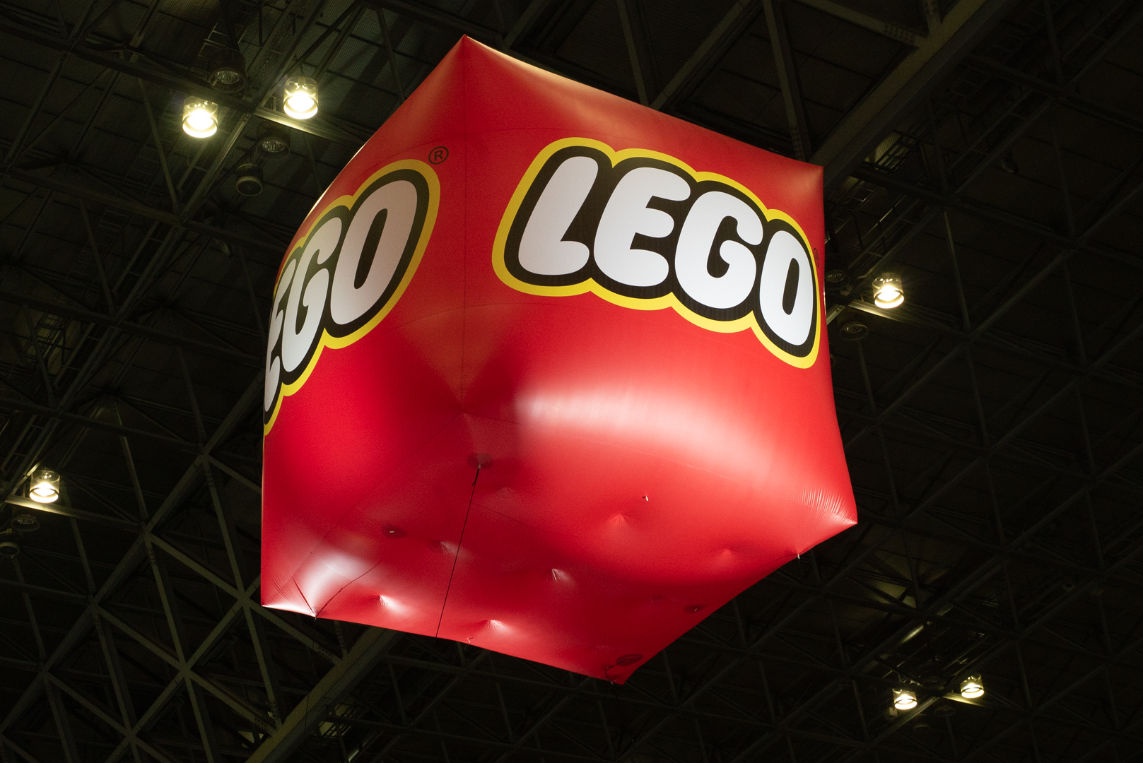 入場した瞬間にレゴブースの場所がわかるほど大きいバルーン