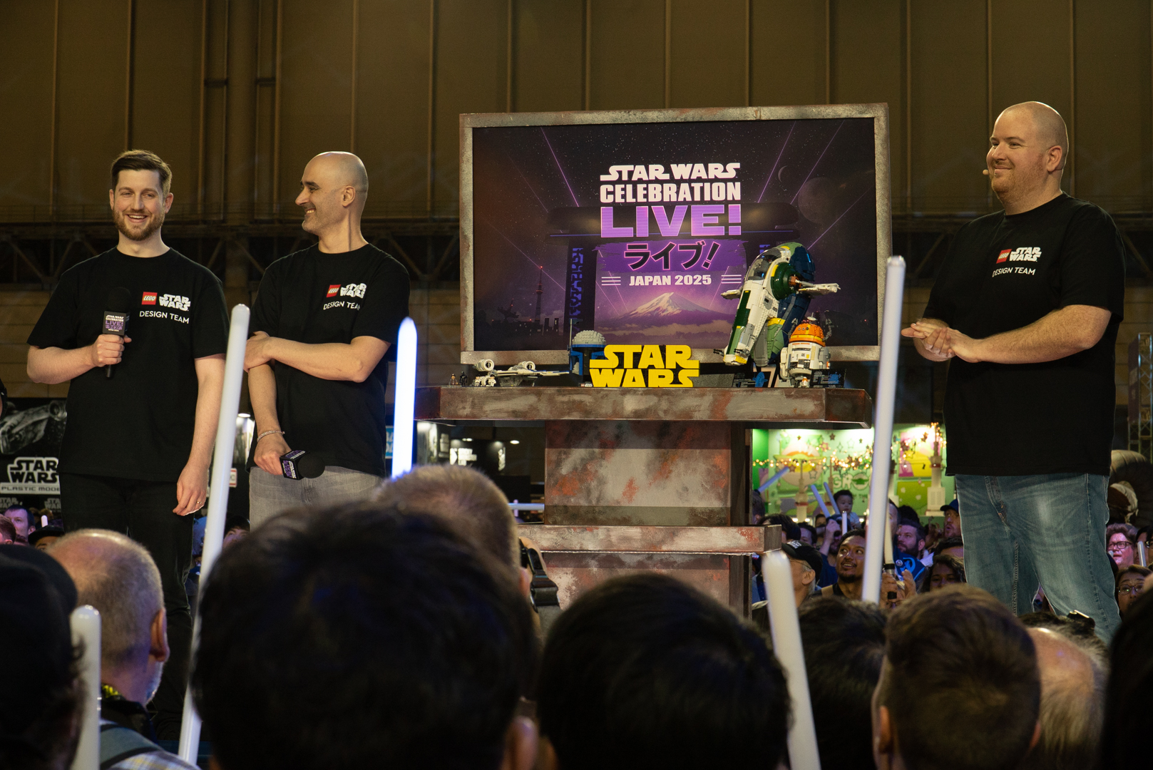 紹介する新製品とともに登壇したジャクソン、セザール、ピーター（左から）の3名