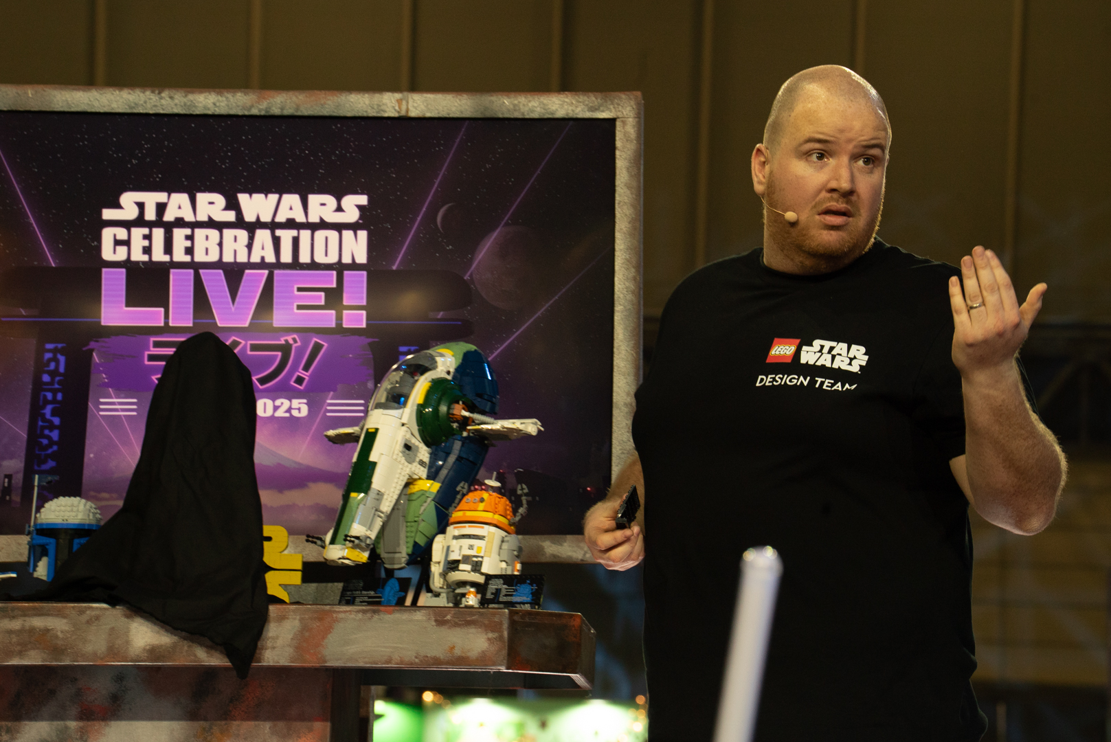 ピーターの横に意味深に置かれた黒いベールに包まれた新製品とは？