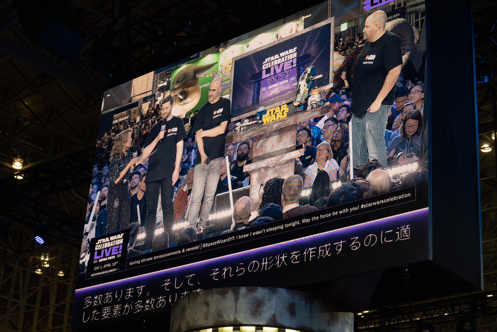 会場のディスプレイには、日本語訳も表示される。もちろん、トークが日本語の場合は英語で表示されるぞ！