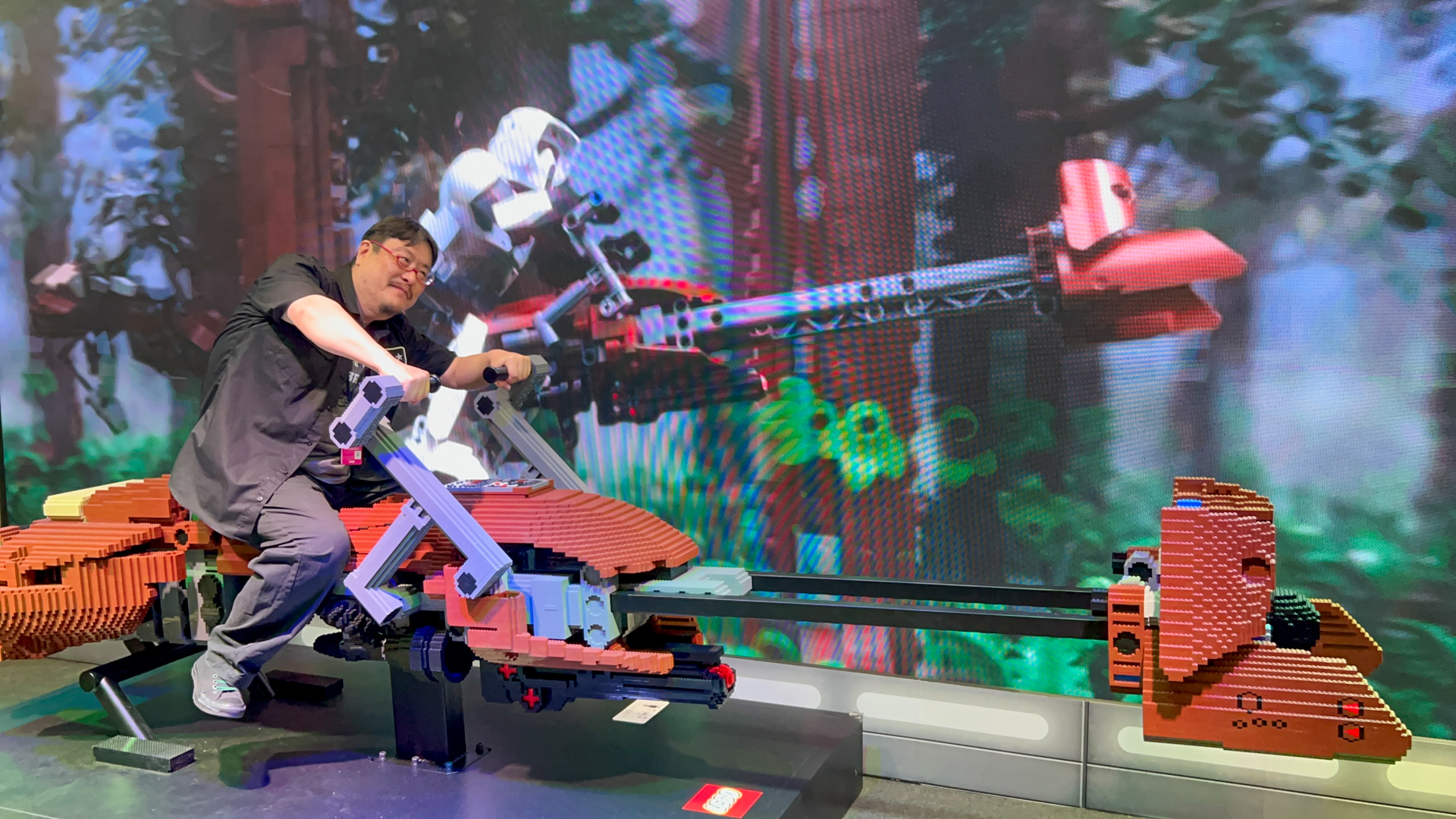 リアルサイズのスピーダー・バイクに乗れるなんて幸せ！