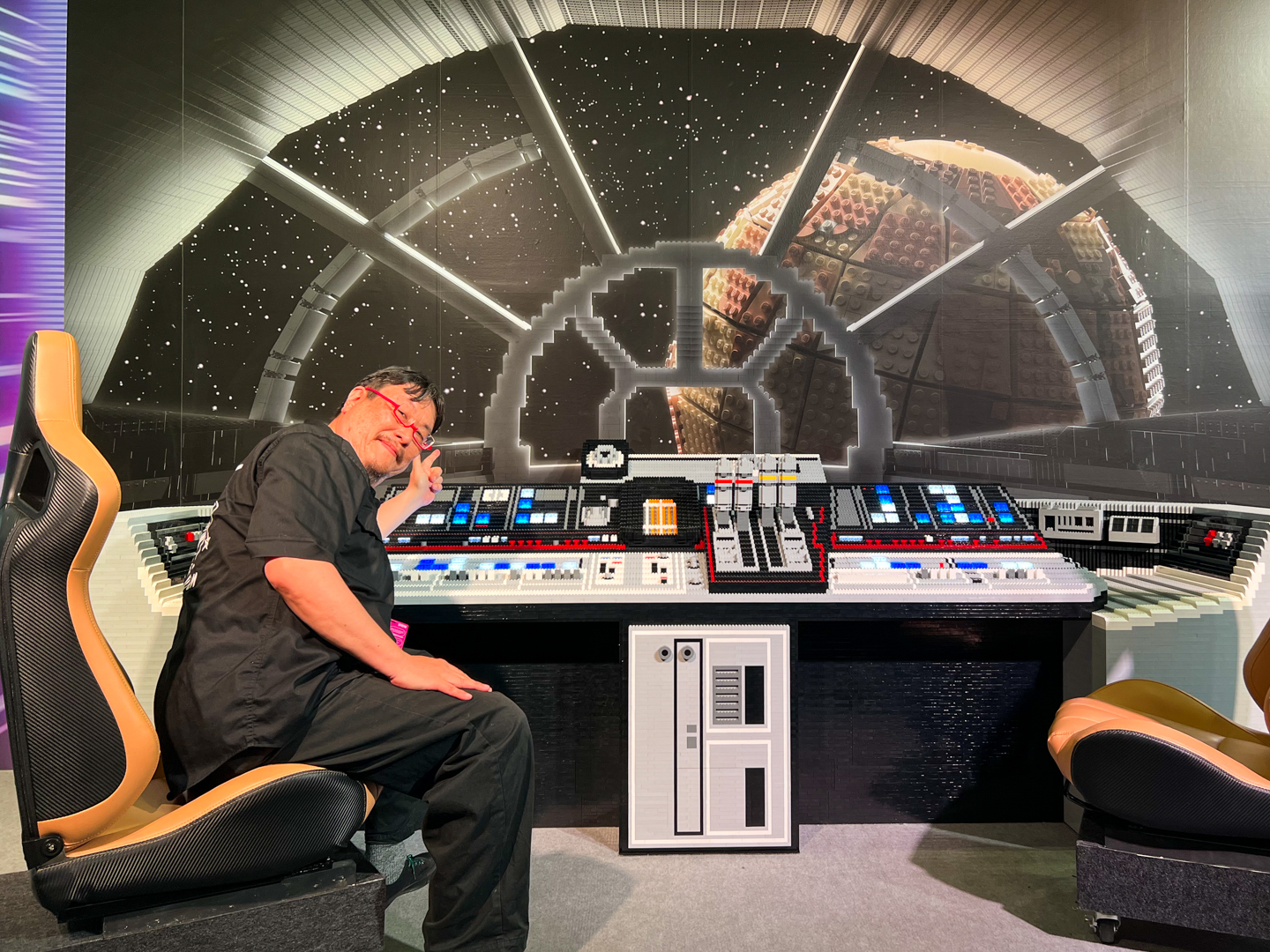 ファルコンのコクピットに座れるのもいい。ただしワープ中なので注意して！