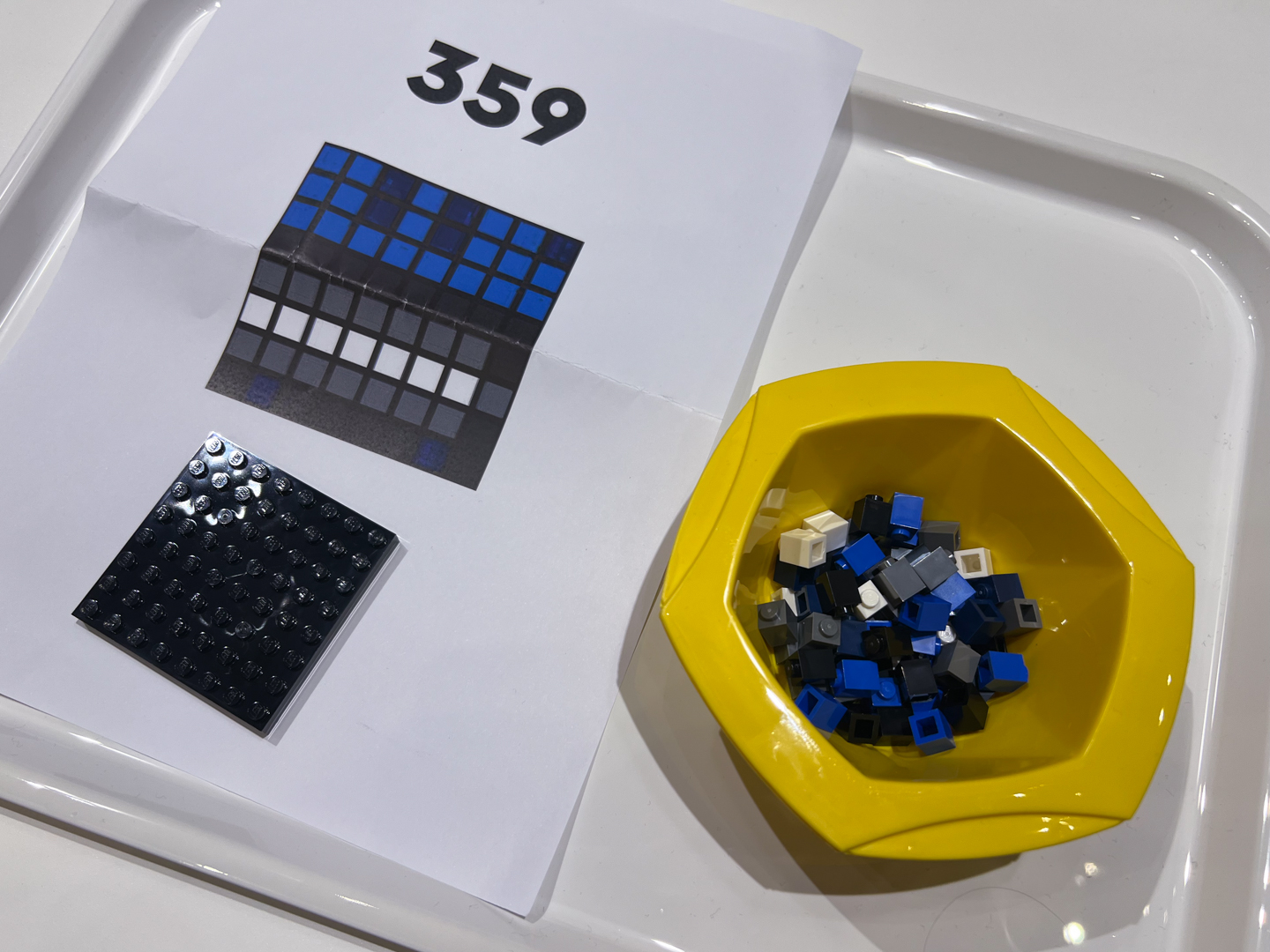 モザイクアートは初心者でもカンタン……と思ったら、ダークブルーとブラックの見わけが付きにくく、意外と苦戦