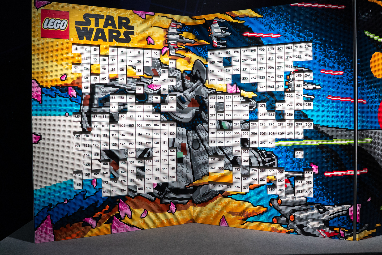 徐々に完成に近づくモザイクアート。完成品は、国内展示の予定もあるとか