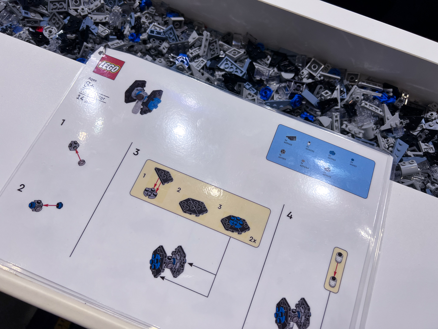 溝にあるパーツから自分で拾ってモデルを作る。パーツ探しに慣れてないとちょっと難しいかも